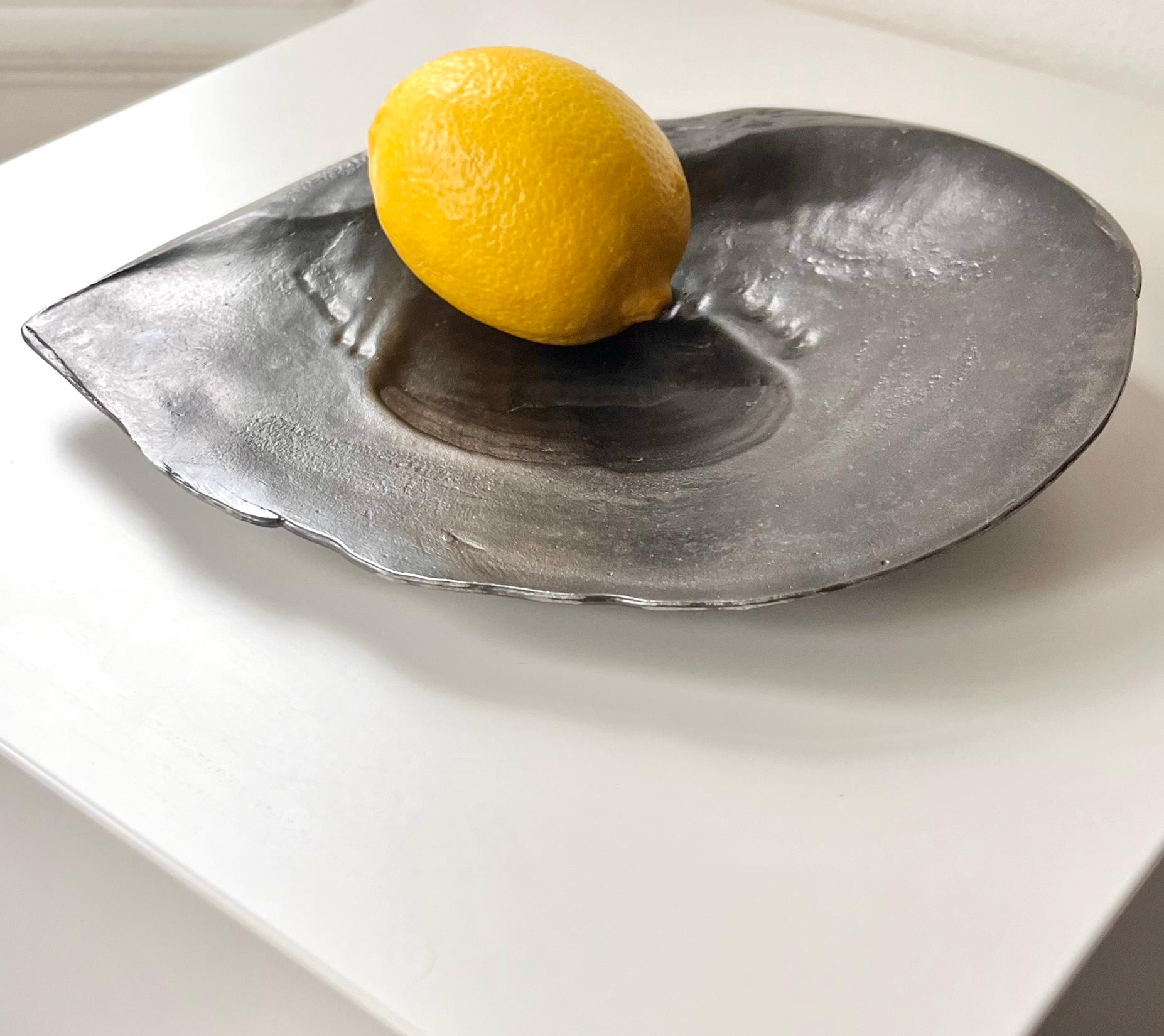 XXI secolo e contemporaneo Pinctada Oyster Shell Sculpture in vendita