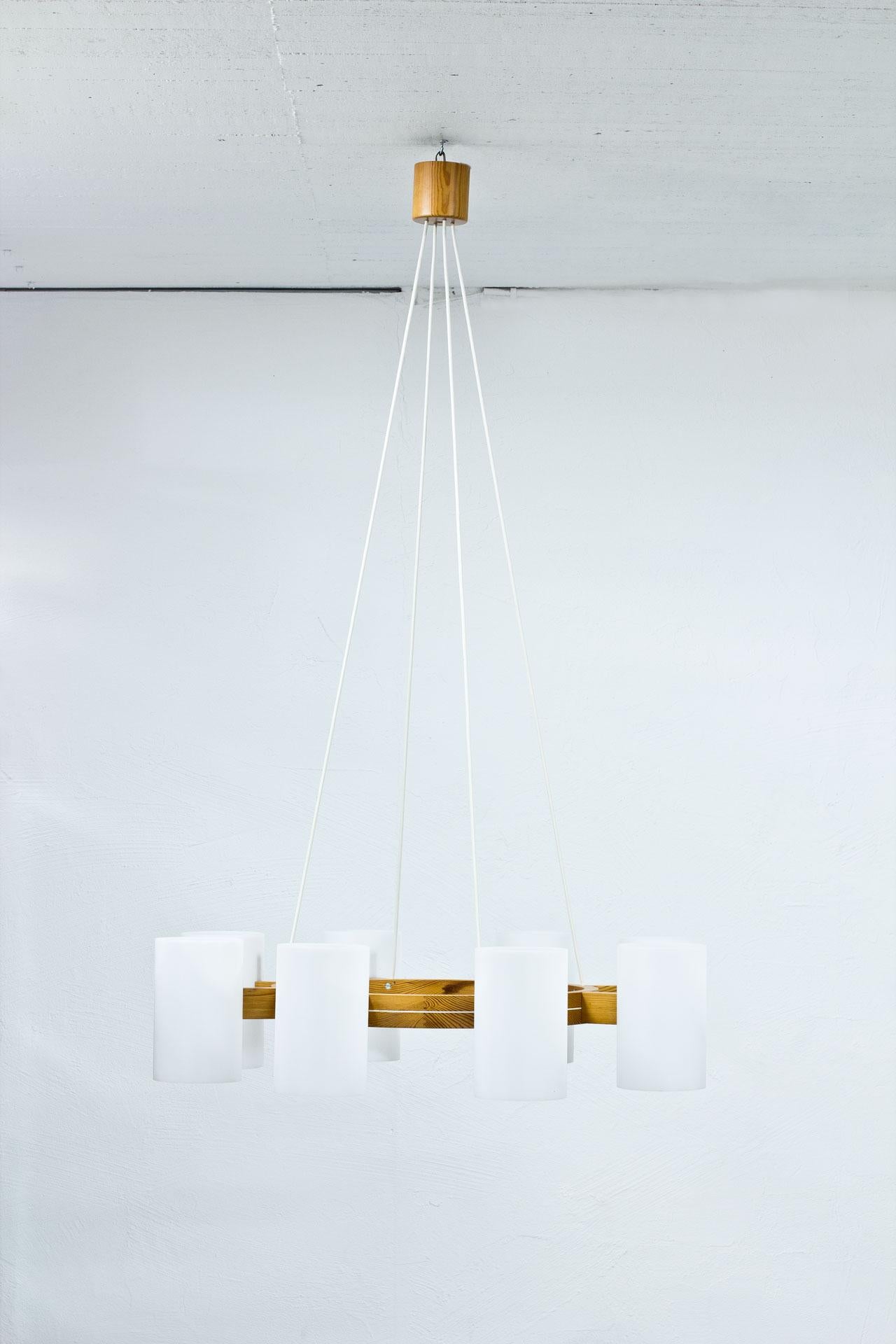 Large chandelier designed by Uno & Östen Kristiansson for their own company Luxus in
Sweden during the 1960s. Solid pine structure with large acrylic diffusers.
Adjustable height according to preference.