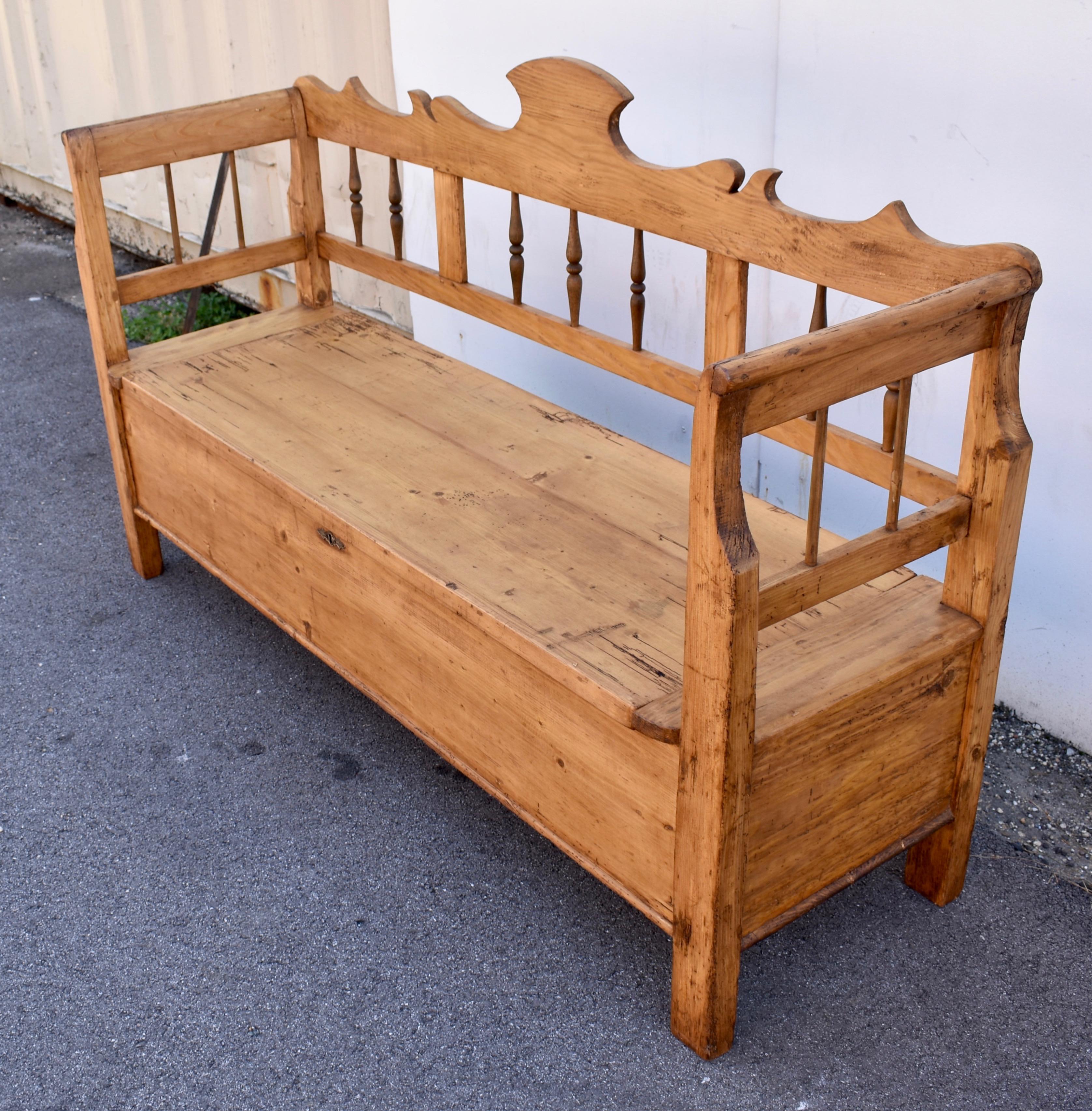 Pine and Beech Storage Bench or Settle In Good Condition In Baltimore, MD