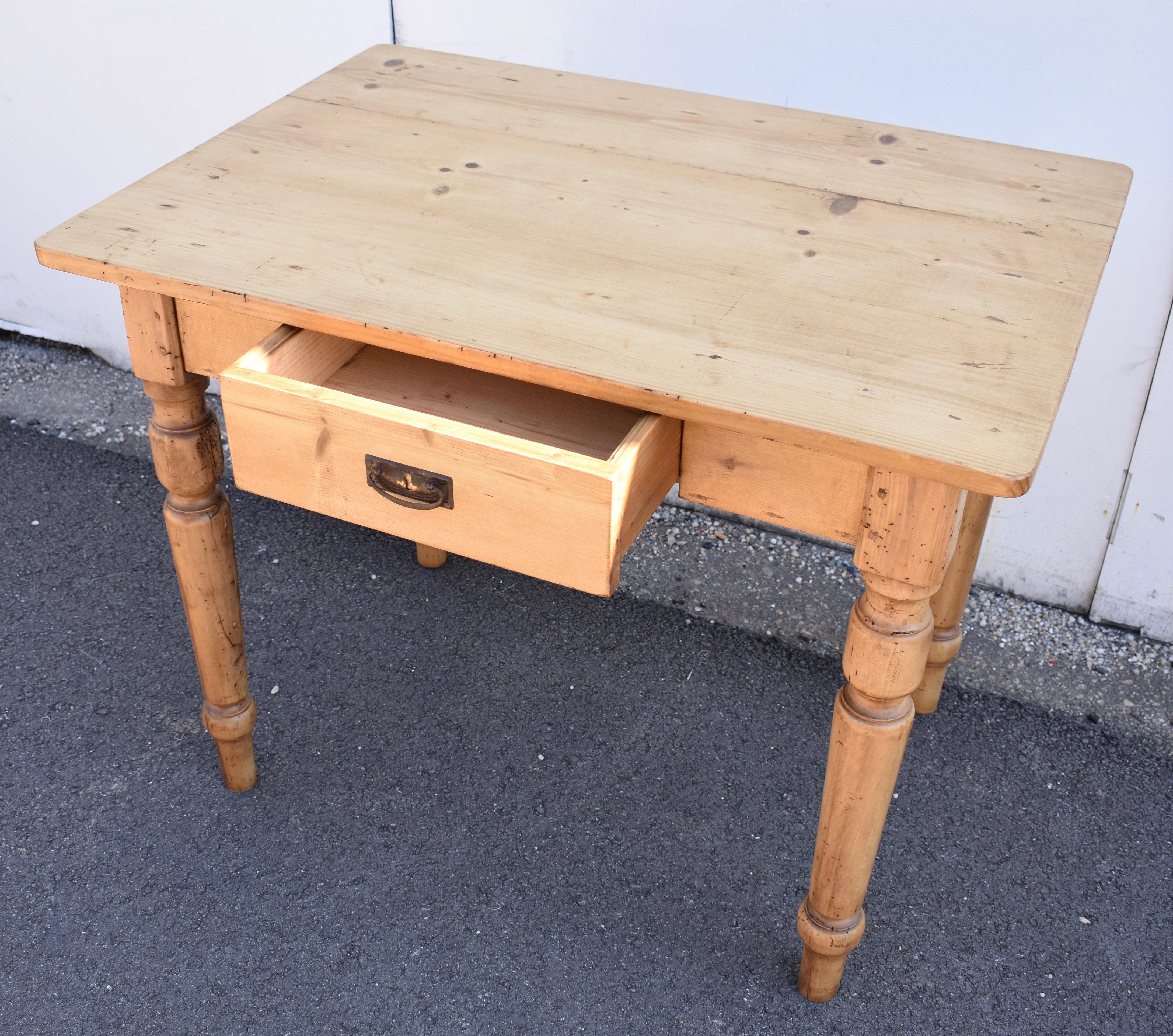 Schreibtisch mit gedrechselten Beinen aus Kiefer und Buche (Buchenholz) im Angebot