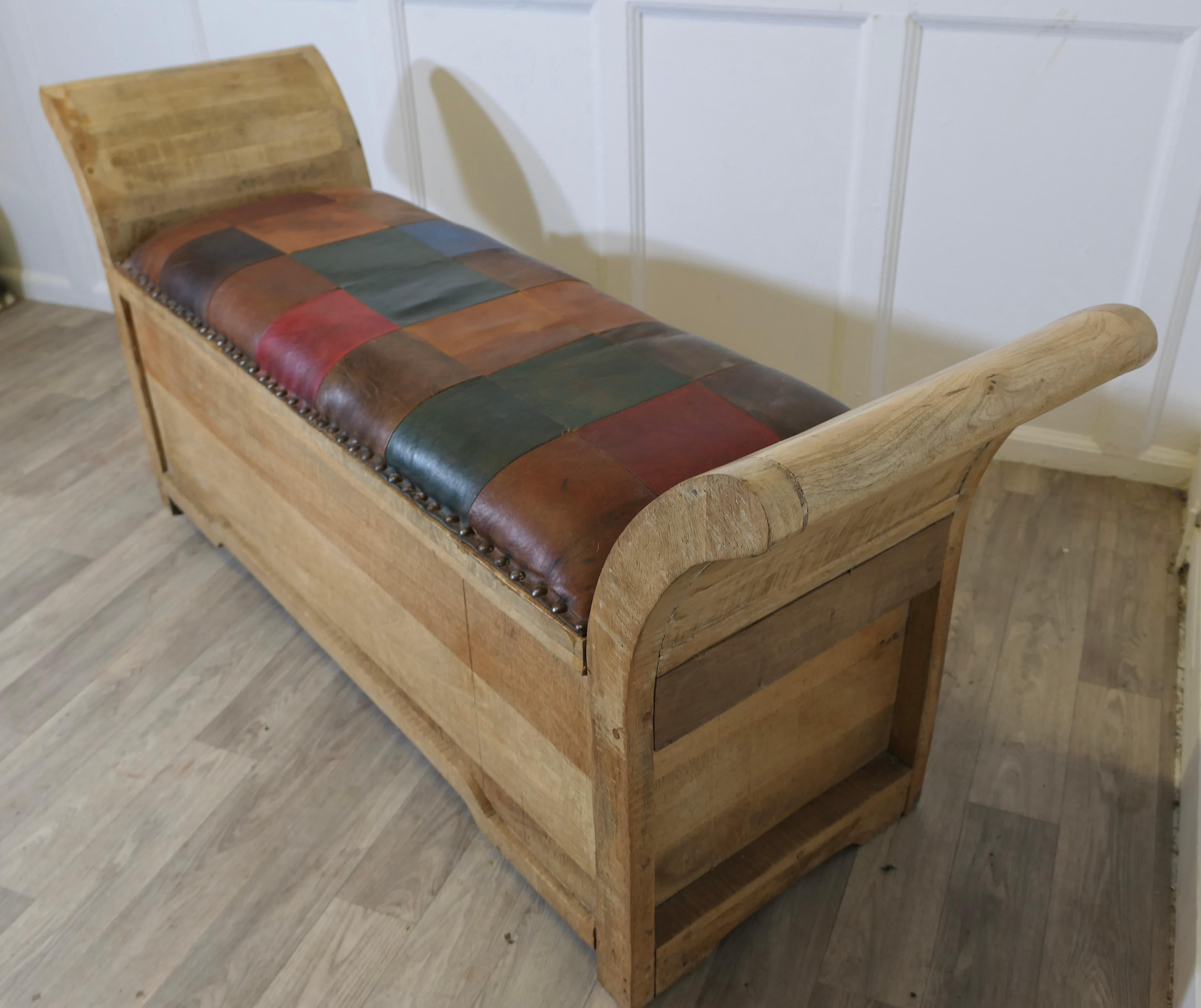 Flursitz aus Kiefer und Leder, Stauraum-Schlittenbank (Rindsleder) im Angebot
