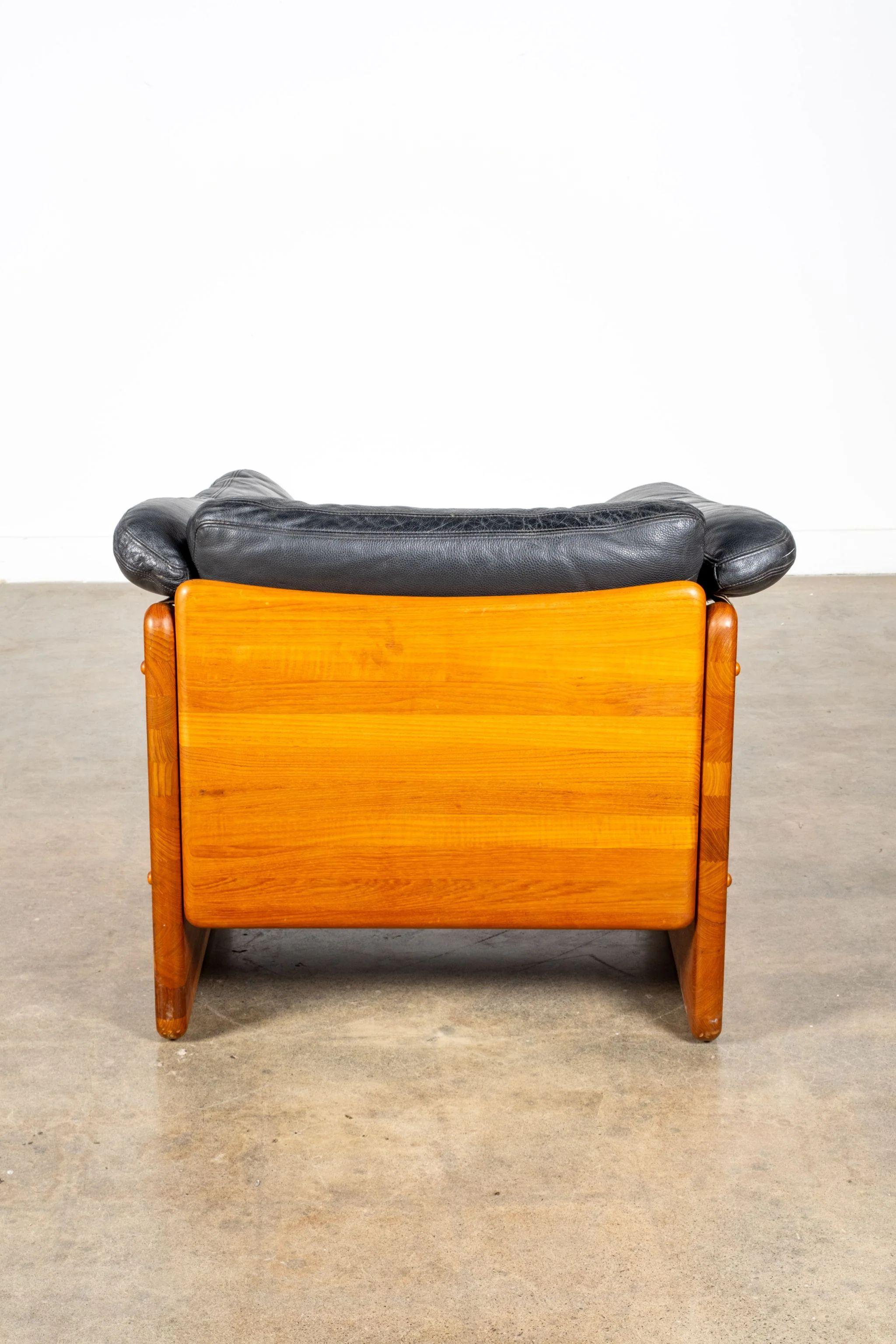 Pine And Leather Lounge Chair In Good Condition For Sale In Toronto, CA