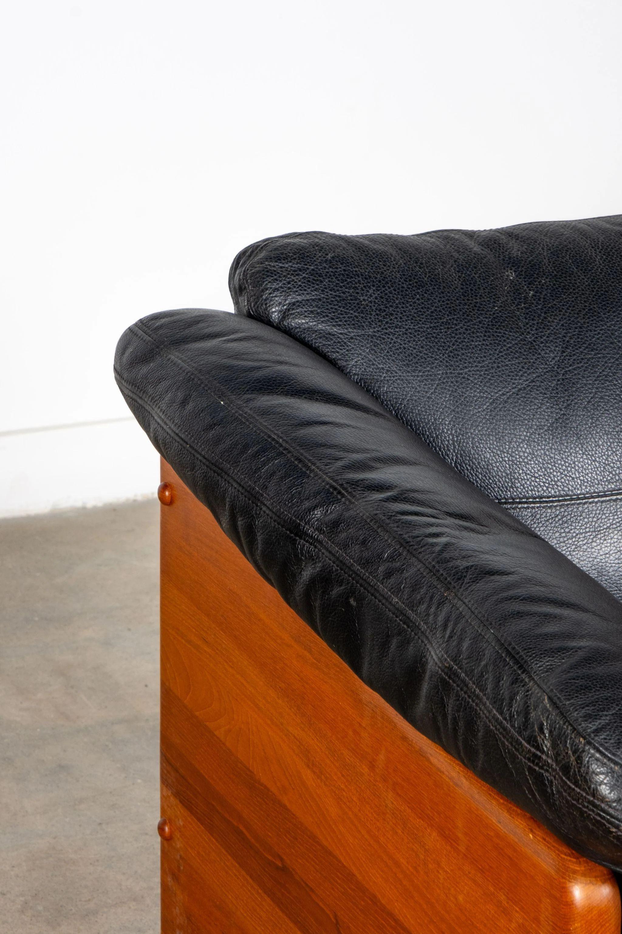 Late 20th Century Pine And Leather Lounge Chair For Sale