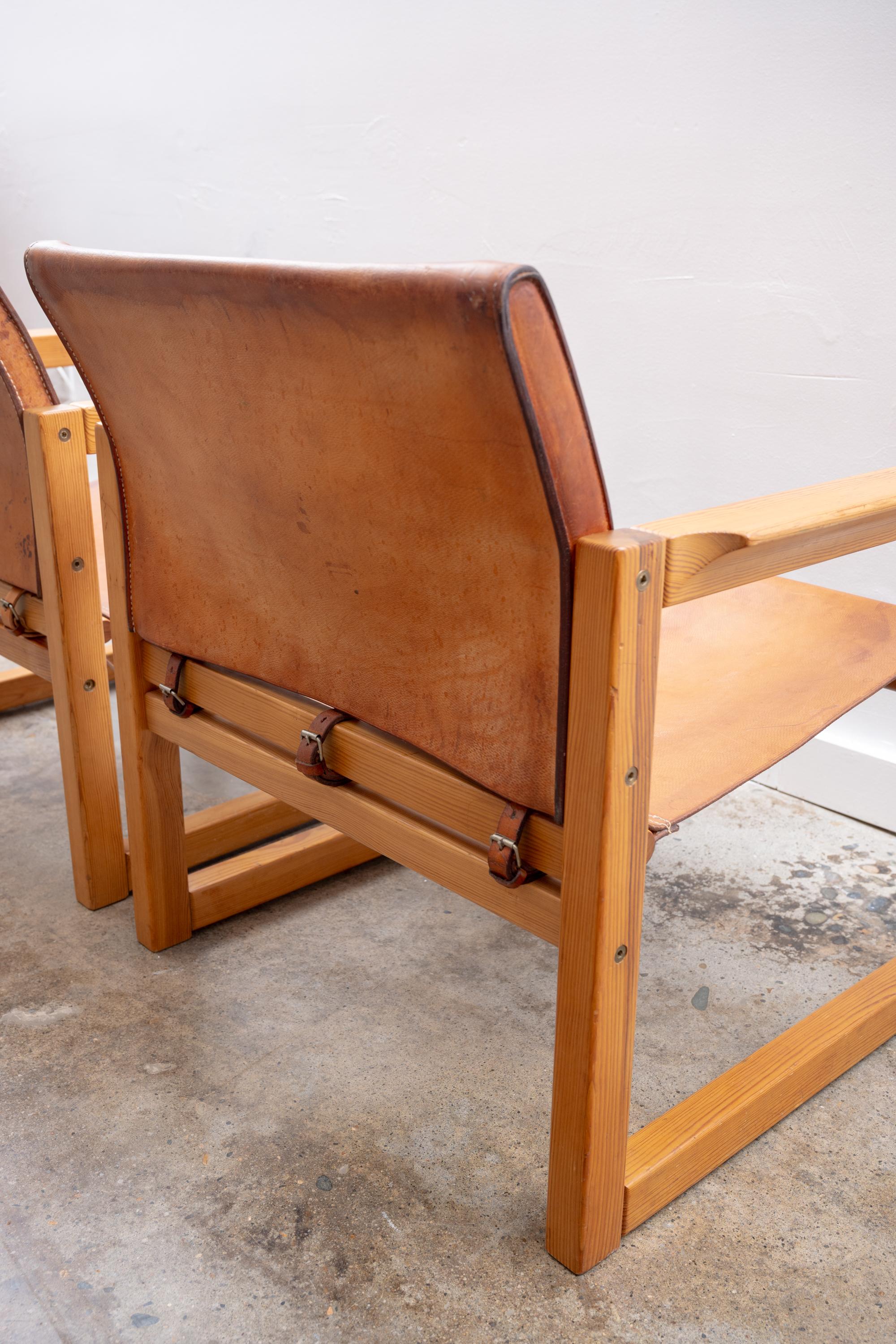 Scandinave moderne Paire de chaises Safari en pin et cuir de Karin Mobring en vente