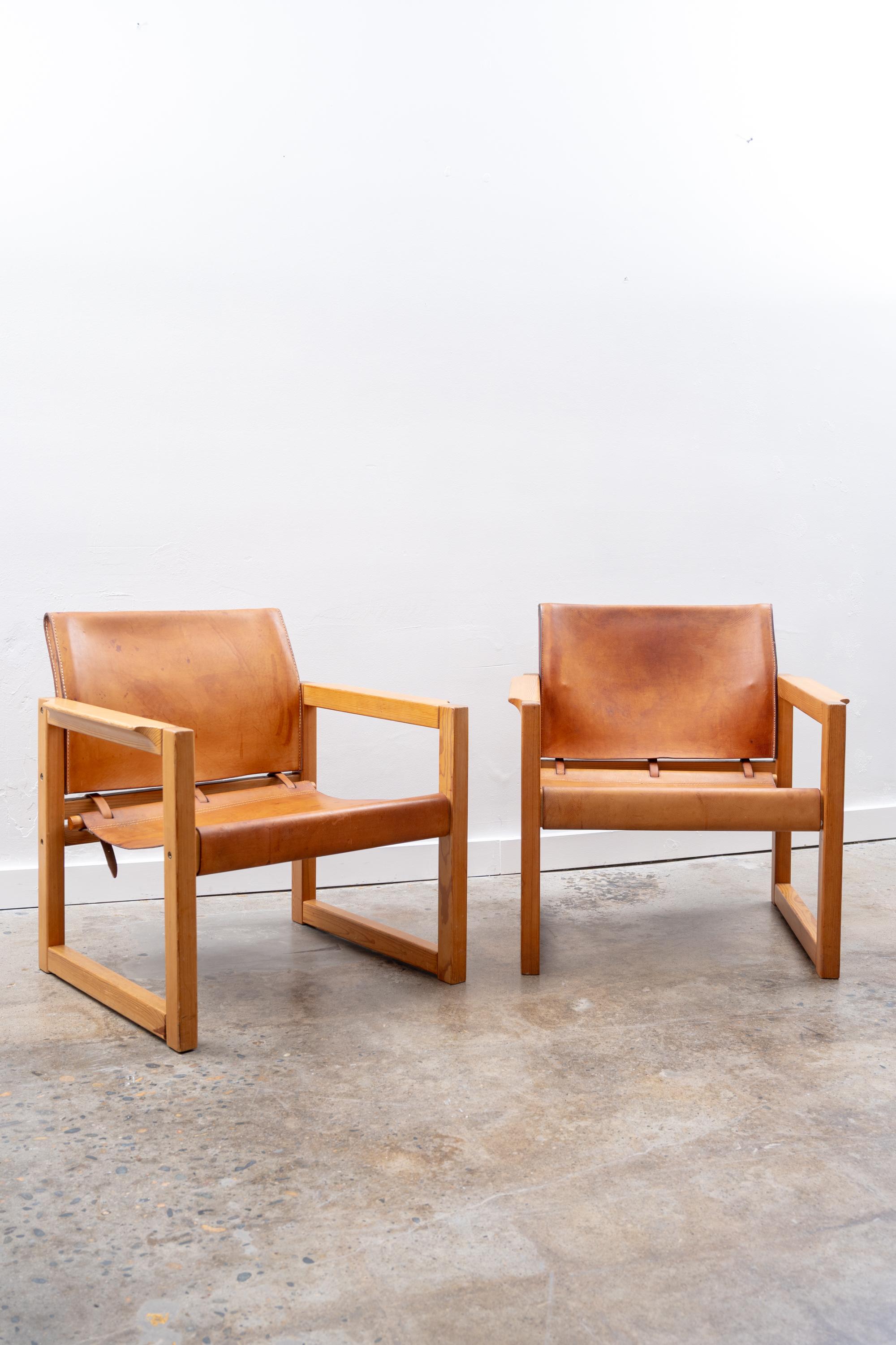 20ième siècle Paire de chaises Safari en pin et cuir de Karin Mobring en vente