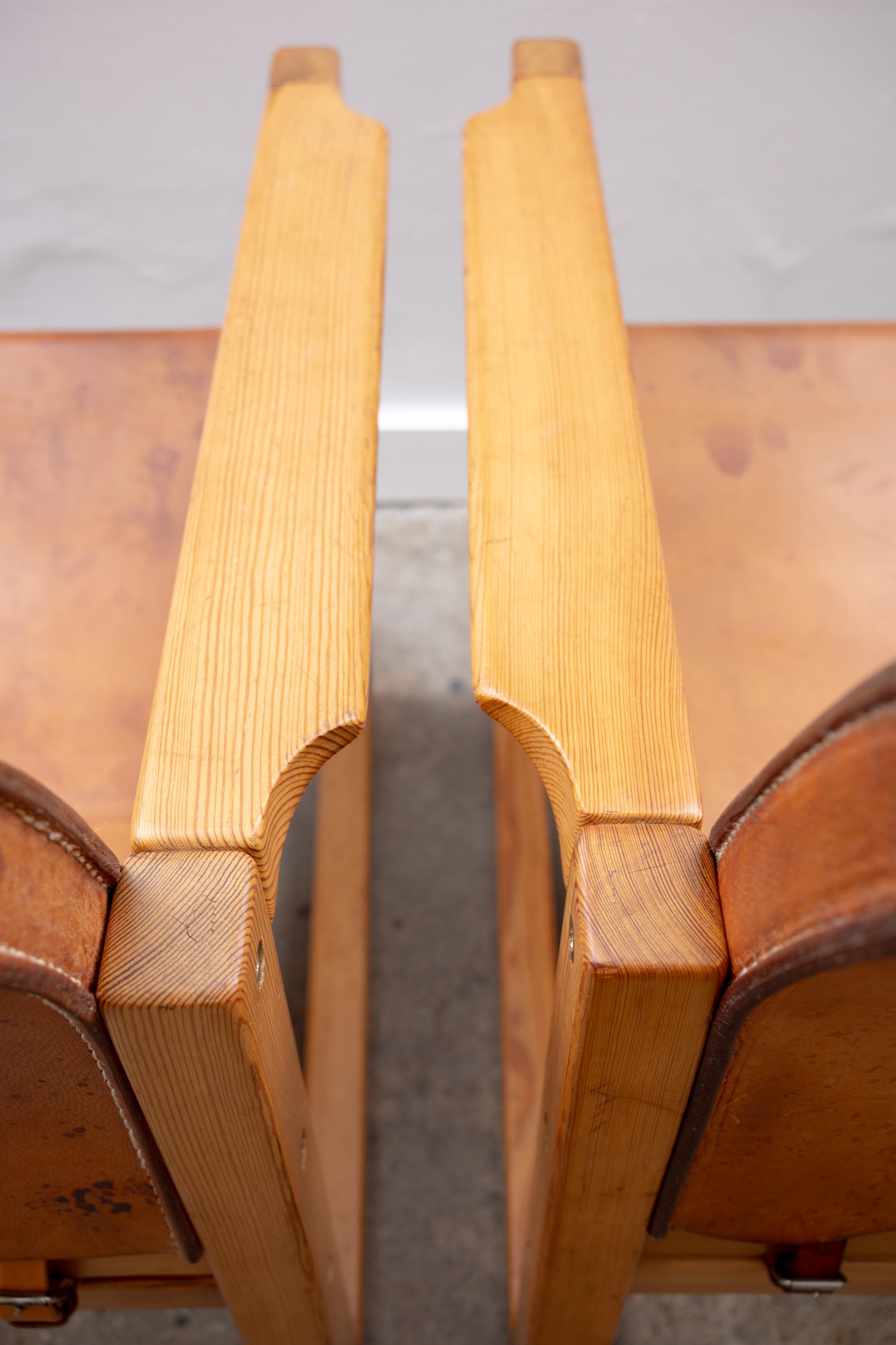 Laiton Paire de chaises Safari en pin et cuir de Karin Mobring en vente