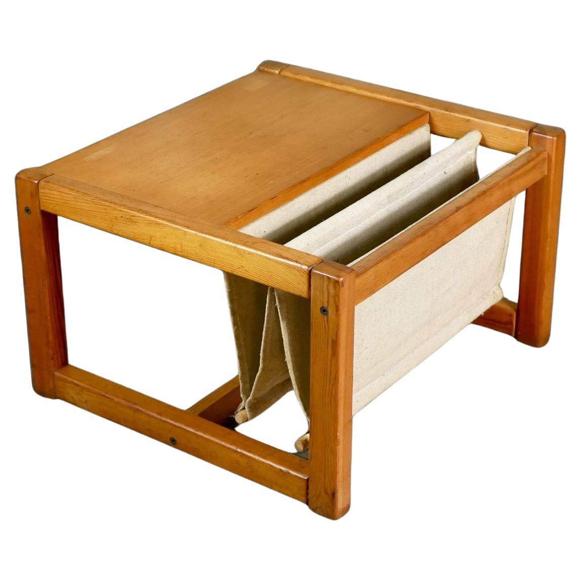 Adorable table basse en pin et lin conçue par Karin Mobring pour Safari serie, Ikea, années 1970.
Utilisation 2 en 1, avec une structure en bois de pin et une table supérieure, avec un porte-revues / support en lin beige.
Bon état général, traces