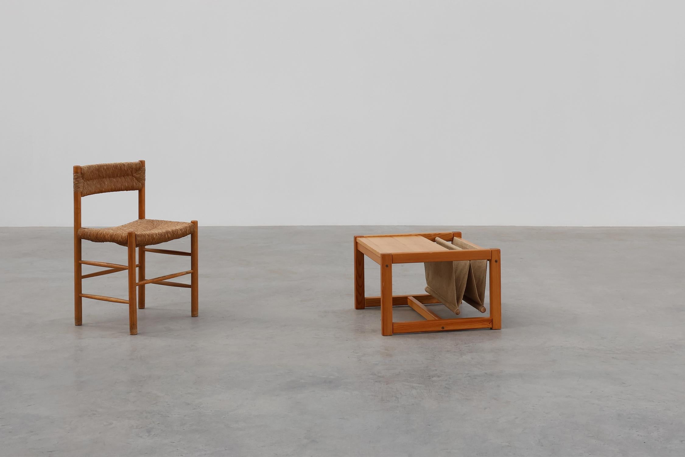 Sweden / 1970 / coffee table with magazine rack / Karin Möbring / pine wood, linen / Mid-century

Coffee table designed by Karin Möbring for the Safari series by Ikea in the 1970s. The table is made of solid Scandinavian pinewood: a type of pinewood