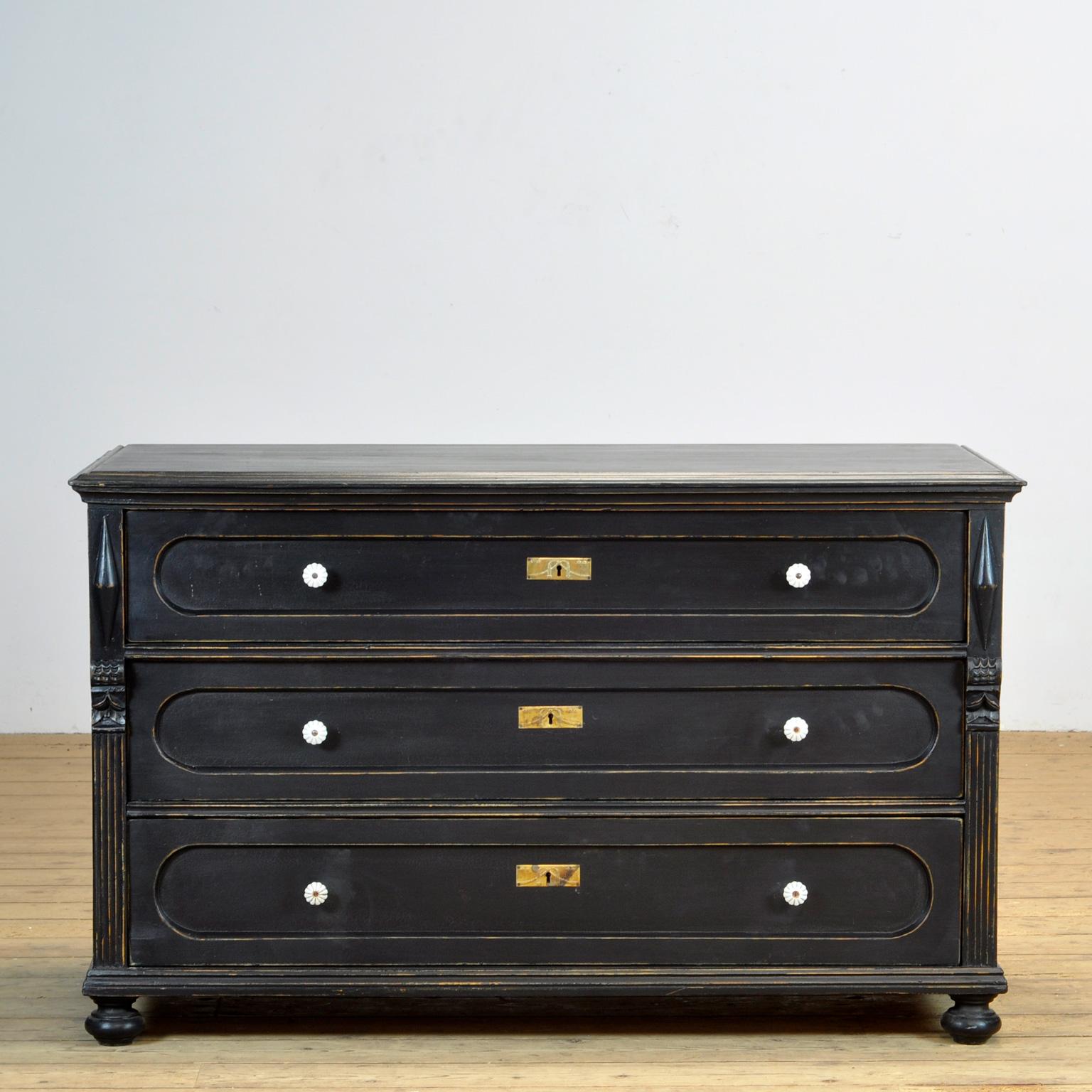 Chest of drawers made of pine and oak, made in France circa 1920. The drawers are made of pine.
The cabinet has 3 drawers which are made with dovetail joints. Al fittings are original.
Nice piece in good condition.