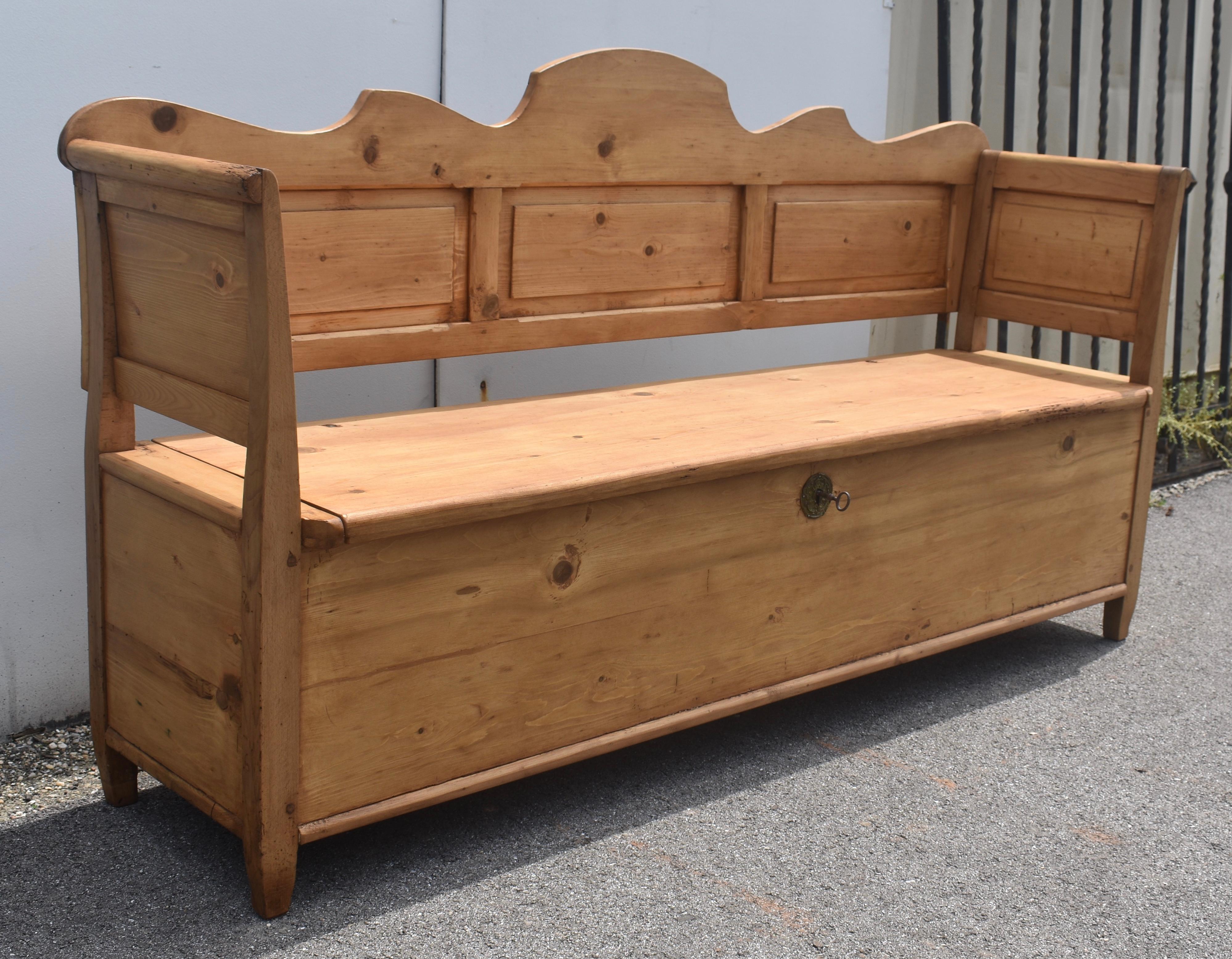 Country Banc ou banc de rangement en pin et en chêne en vente