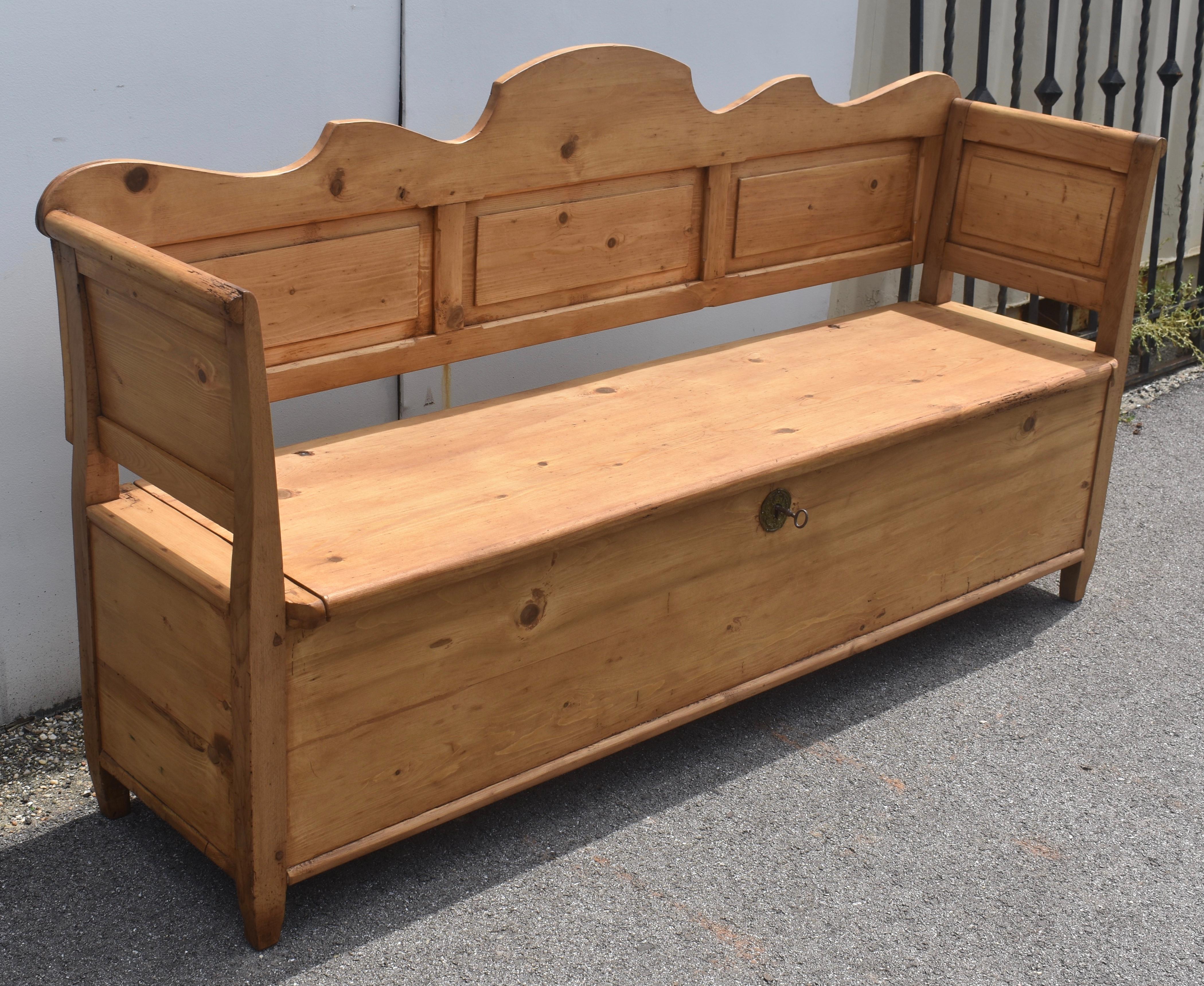 Hongrois Banc ou banc de rangement en pin et en chêne en vente