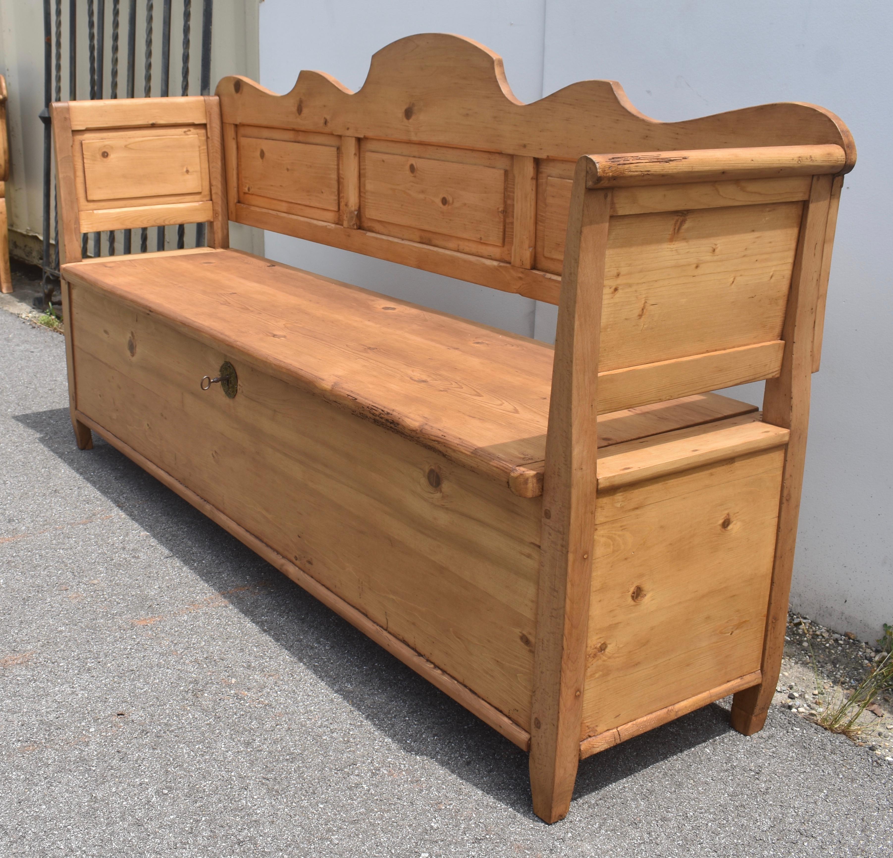 Poli Banc ou banc de rangement en pin et en chêne en vente