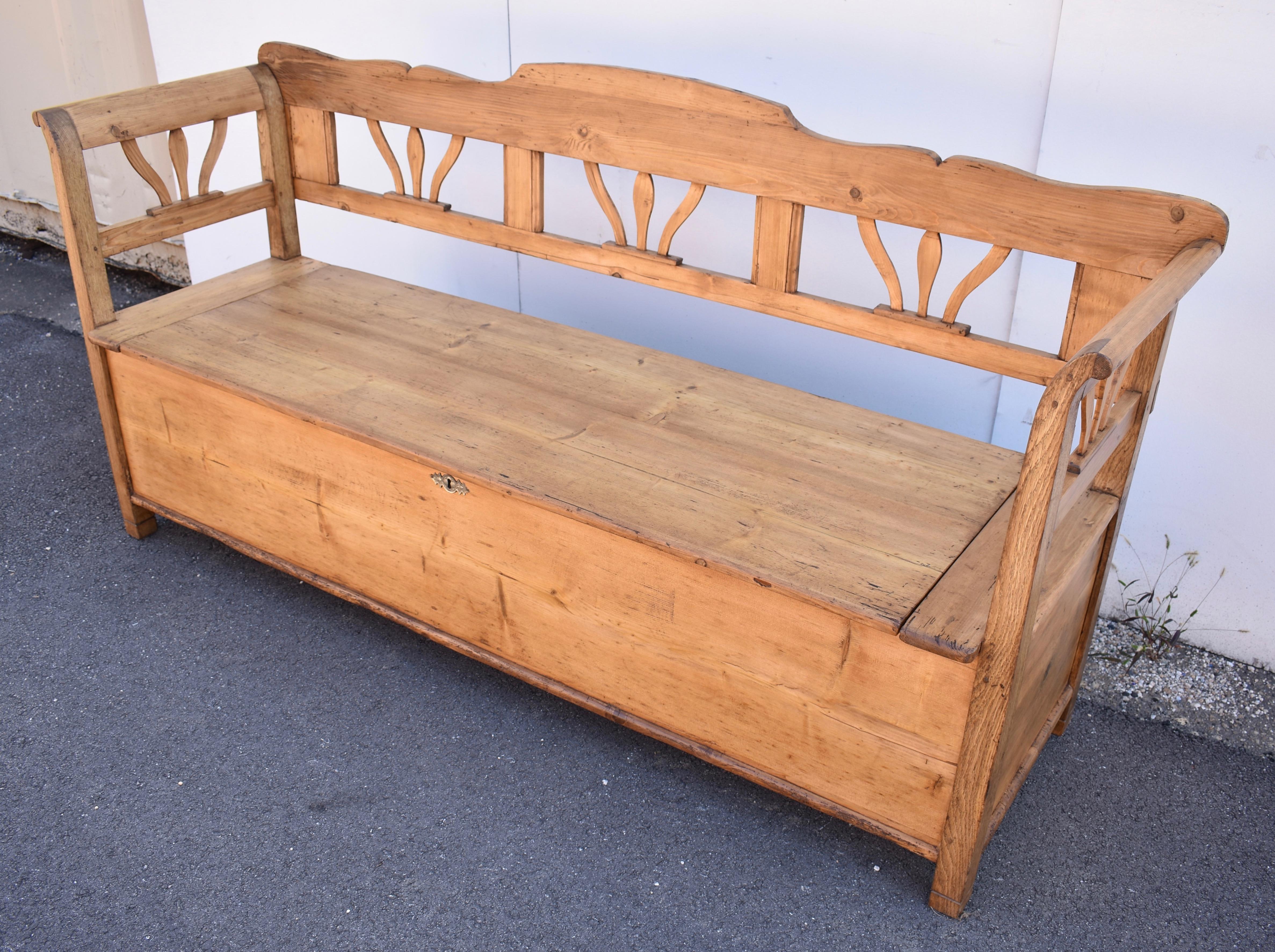 Pine and Oak Storage Bench or Settle In Good Condition In Baltimore, MD