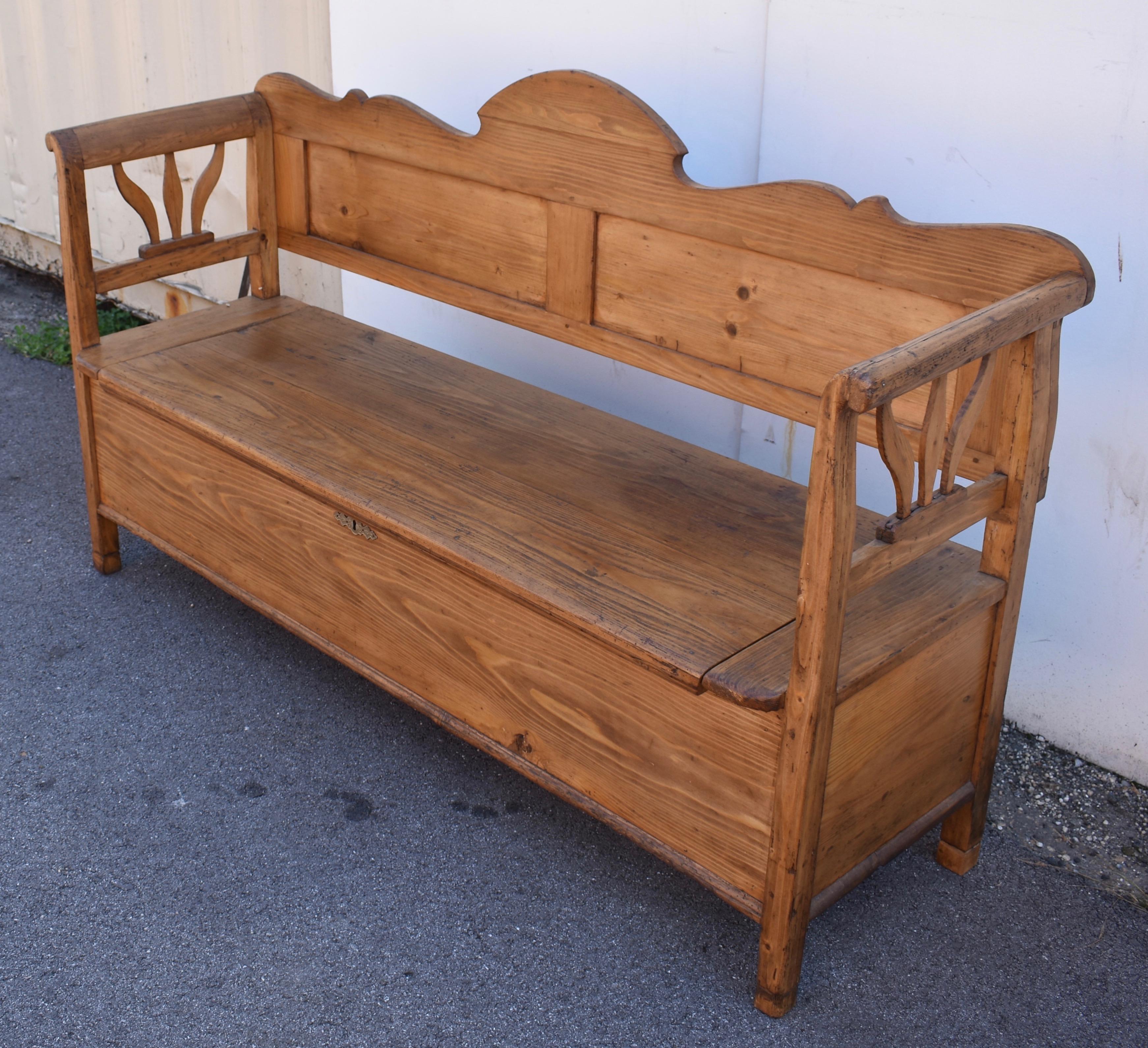 Pine and Oak Storage Bench or Settle In Good Condition In Baltimore, MD