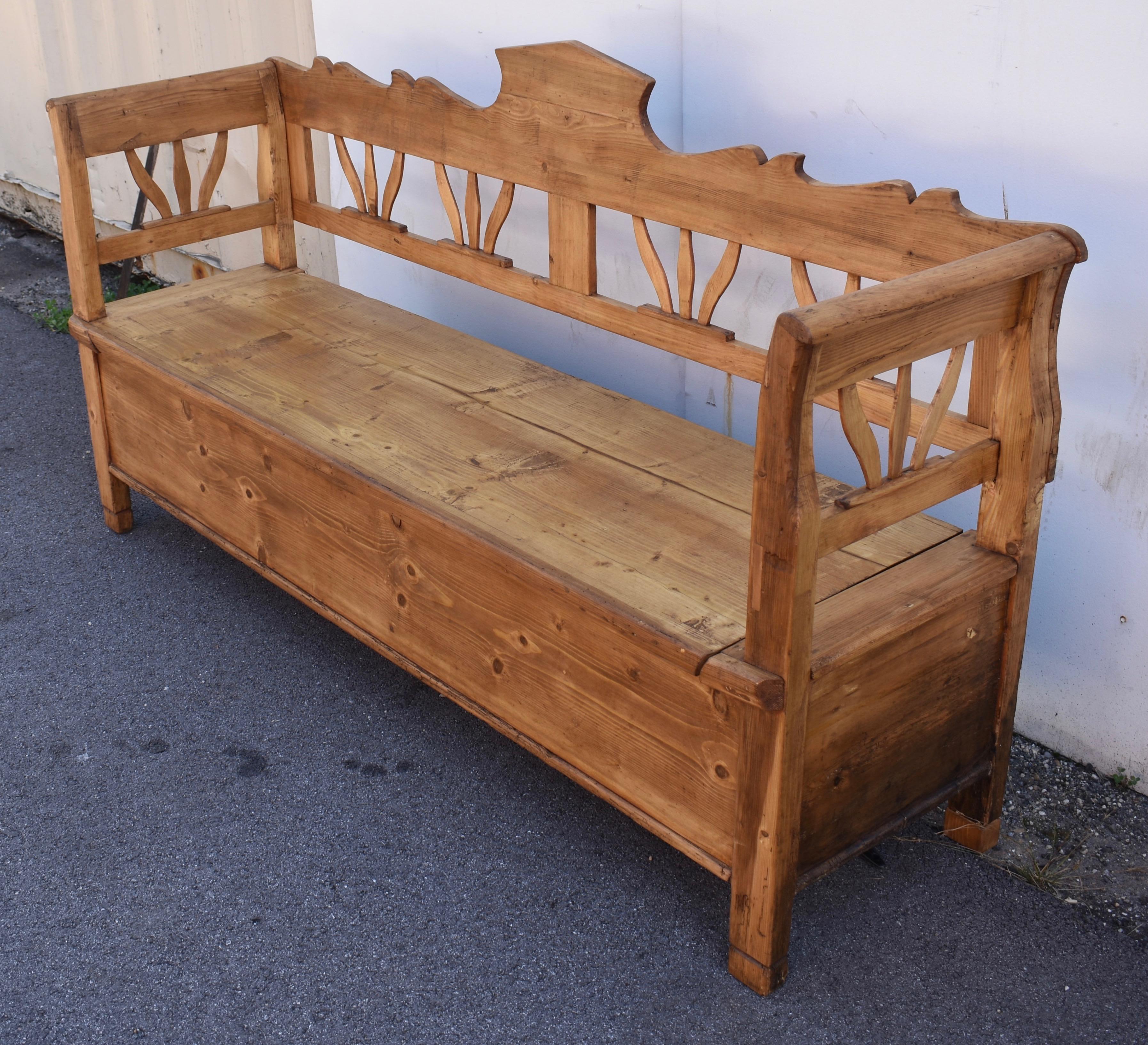 Pine and Oak Storage Bench or Settle. In Good Condition In Baltimore, MD
