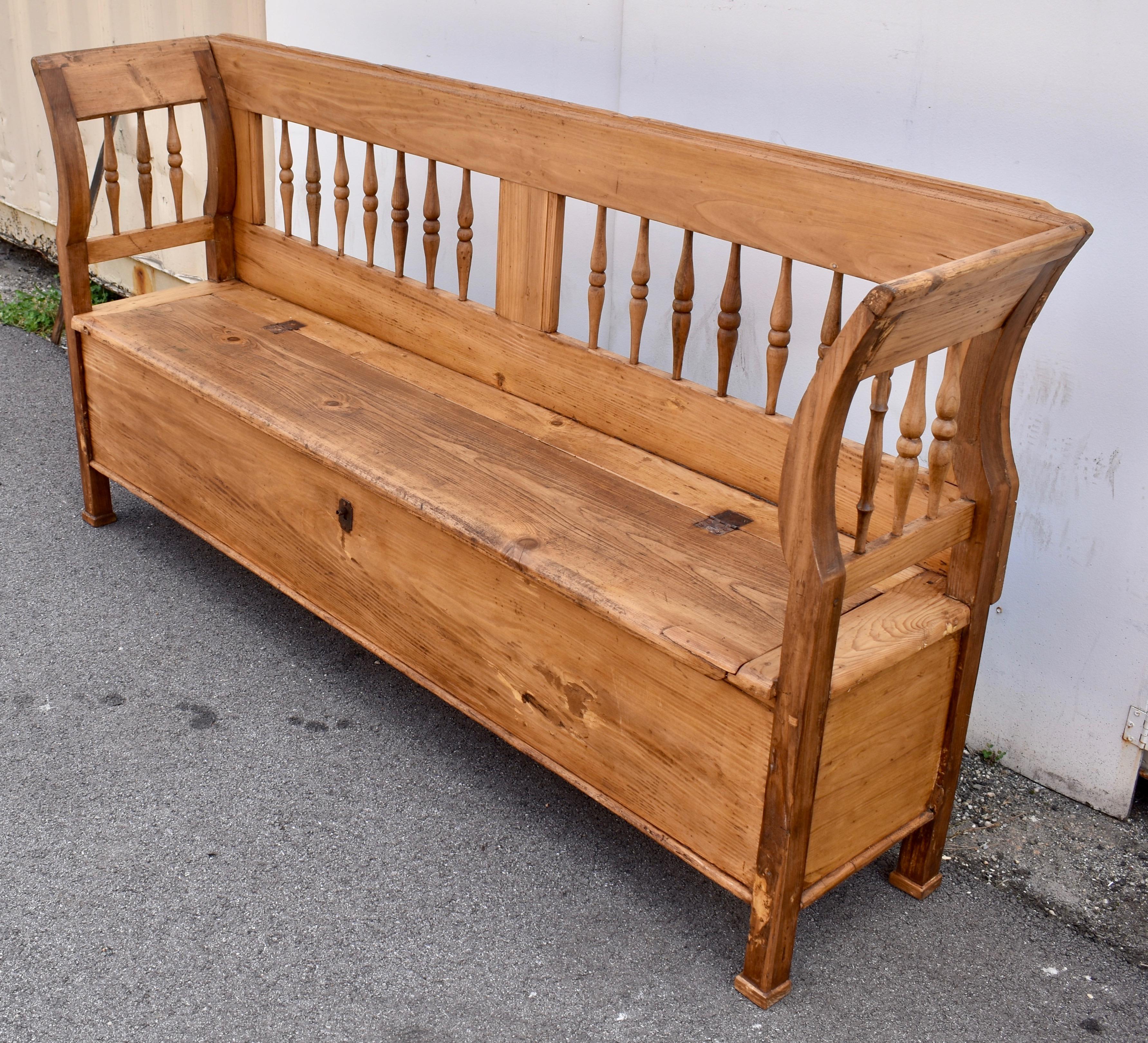 Pine and Oak Storage Bench or Settle In Good Condition In Baltimore, MD