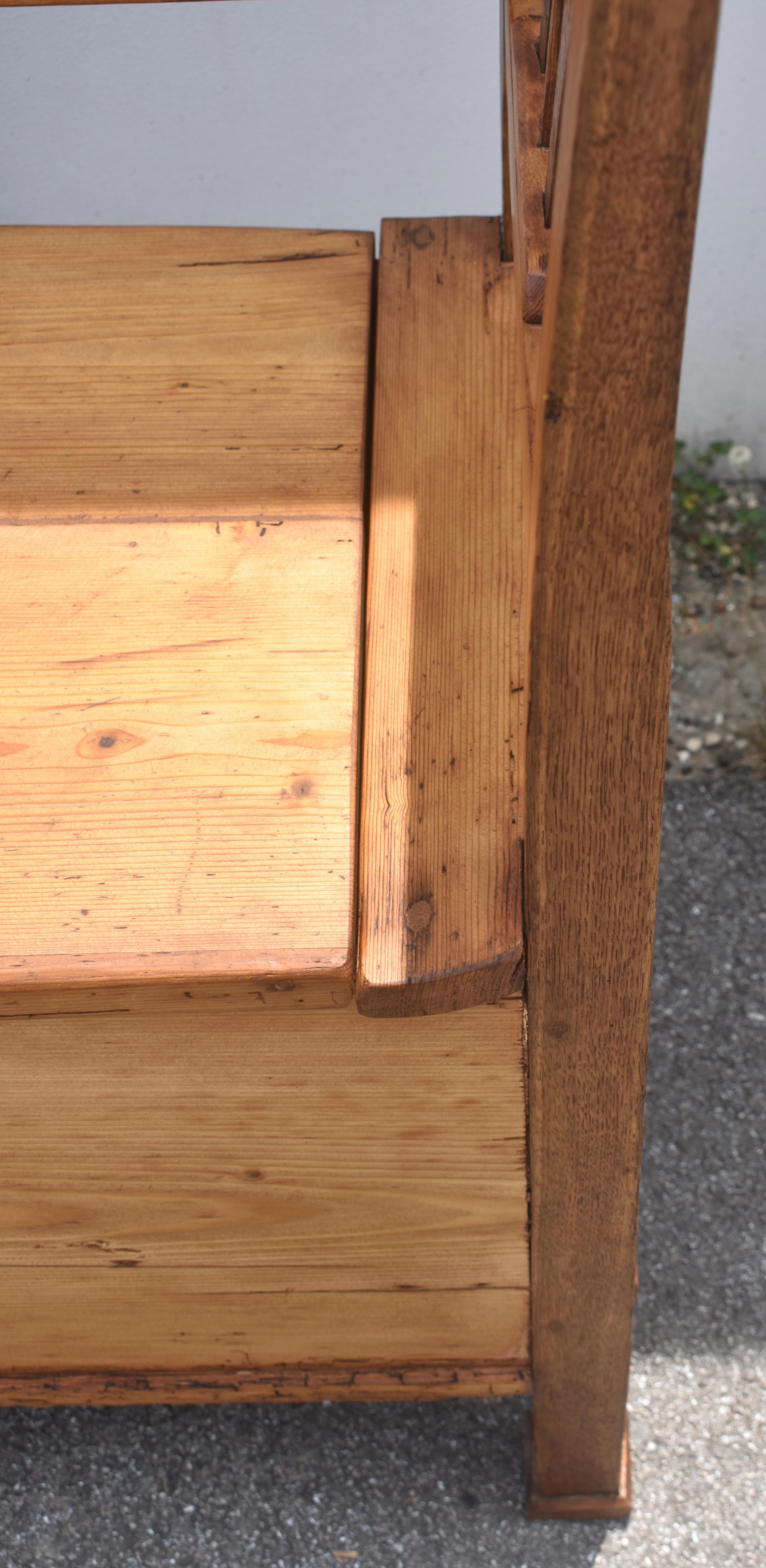 Pine and Oak Storage Bench or Settle In Good Condition For Sale In Baltimore, MD