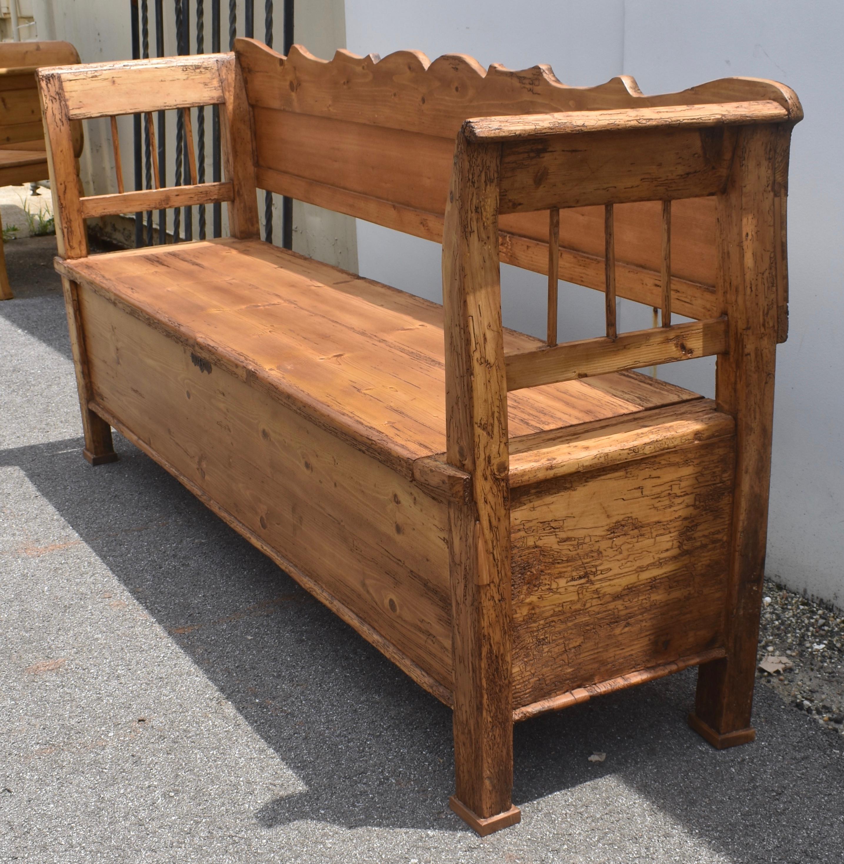 Pine and Oak Storage Bench or Settle In Good Condition For Sale In Baltimore, MD