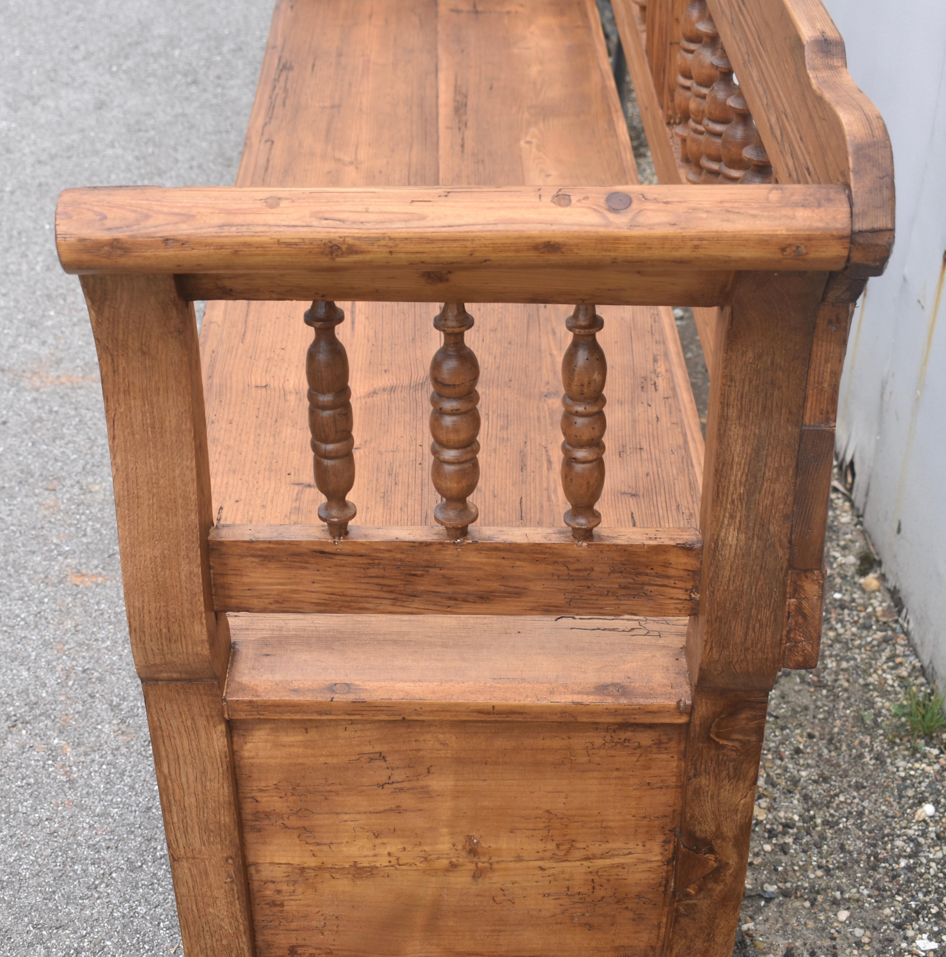 Pine and Oak Storage Bench or Settle In Good Condition For Sale In Baltimore, MD