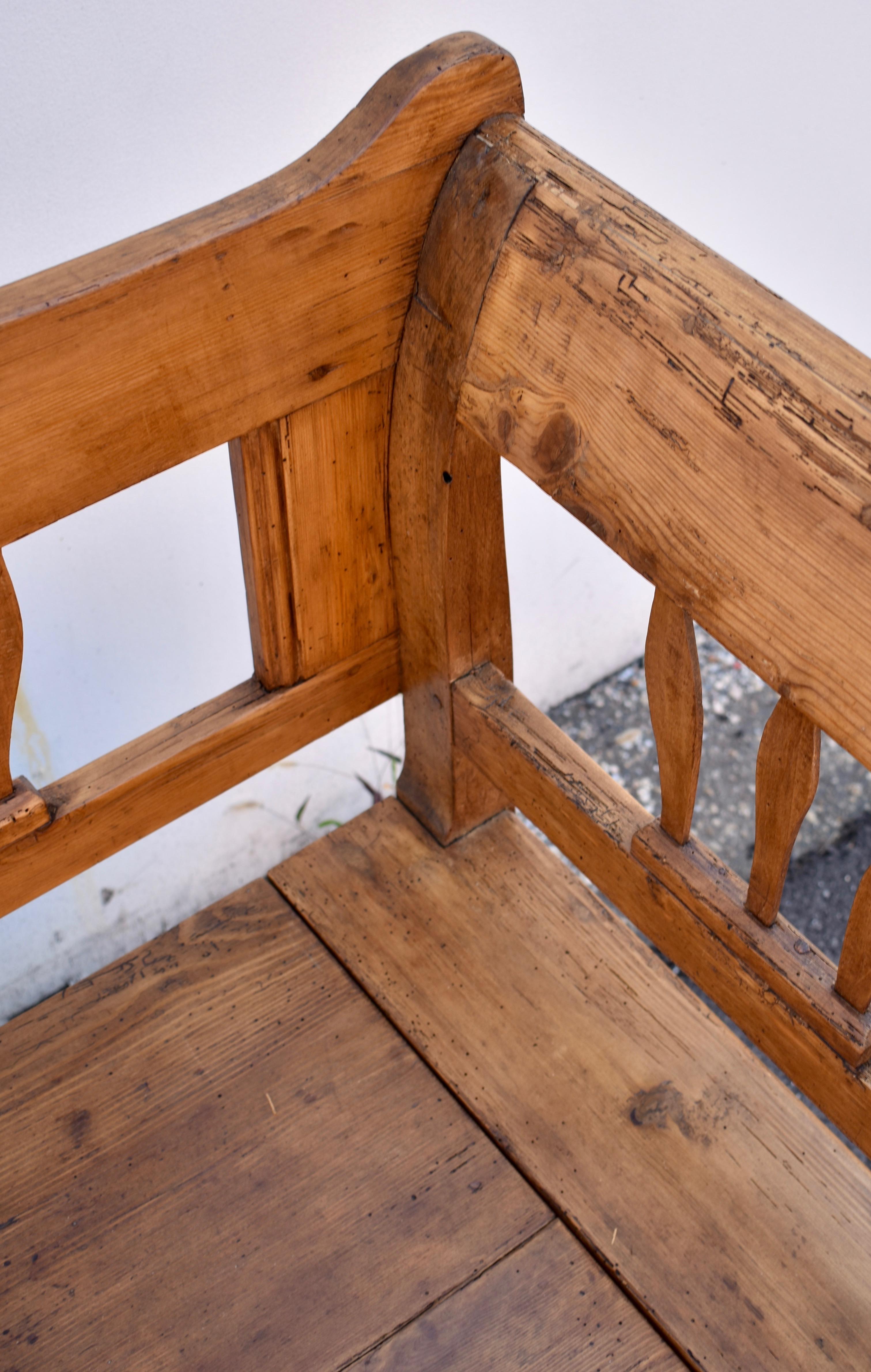 Pine and Oak Storage Bench or Settle In Good Condition In Baltimore, MD