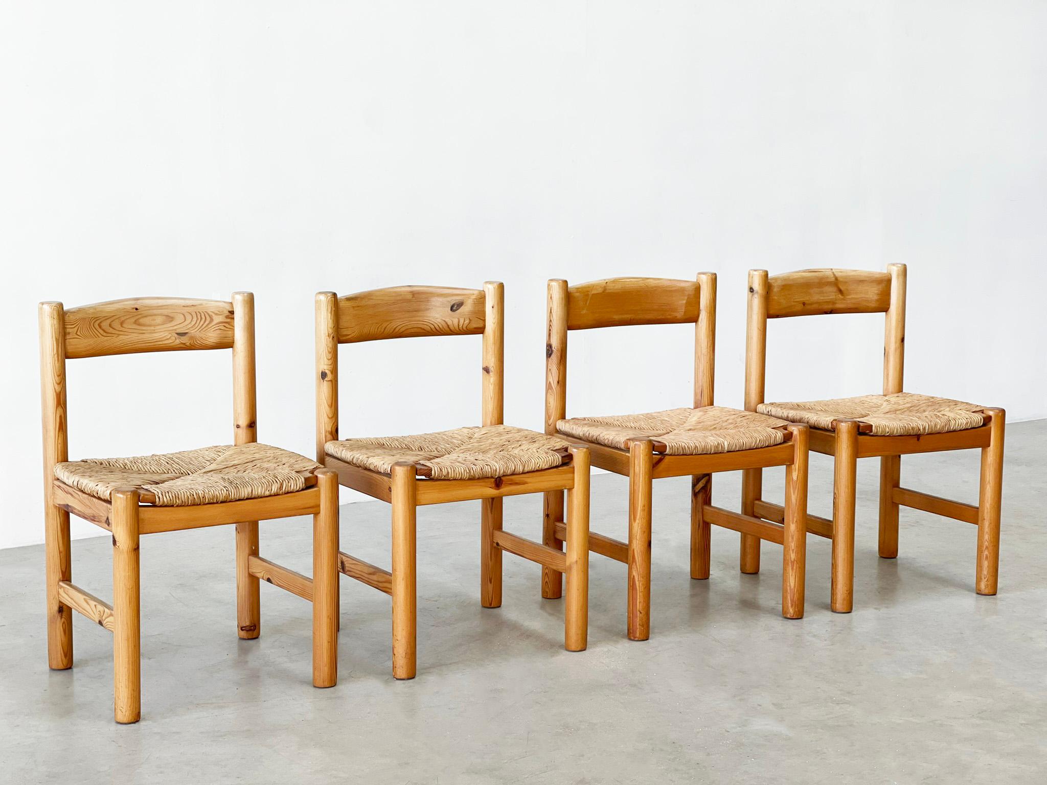 Elegante Esszimmerstühle aus Kiefer und Rattan
Was für ein schönes Set von Esszimmerstühlen. Es handelt sich um Esszimmerstühle, die wahrscheinlich in den 1960er Jahren in Frankreich hergestellt wurden. Sie weisen deutliche Einflüsse der
