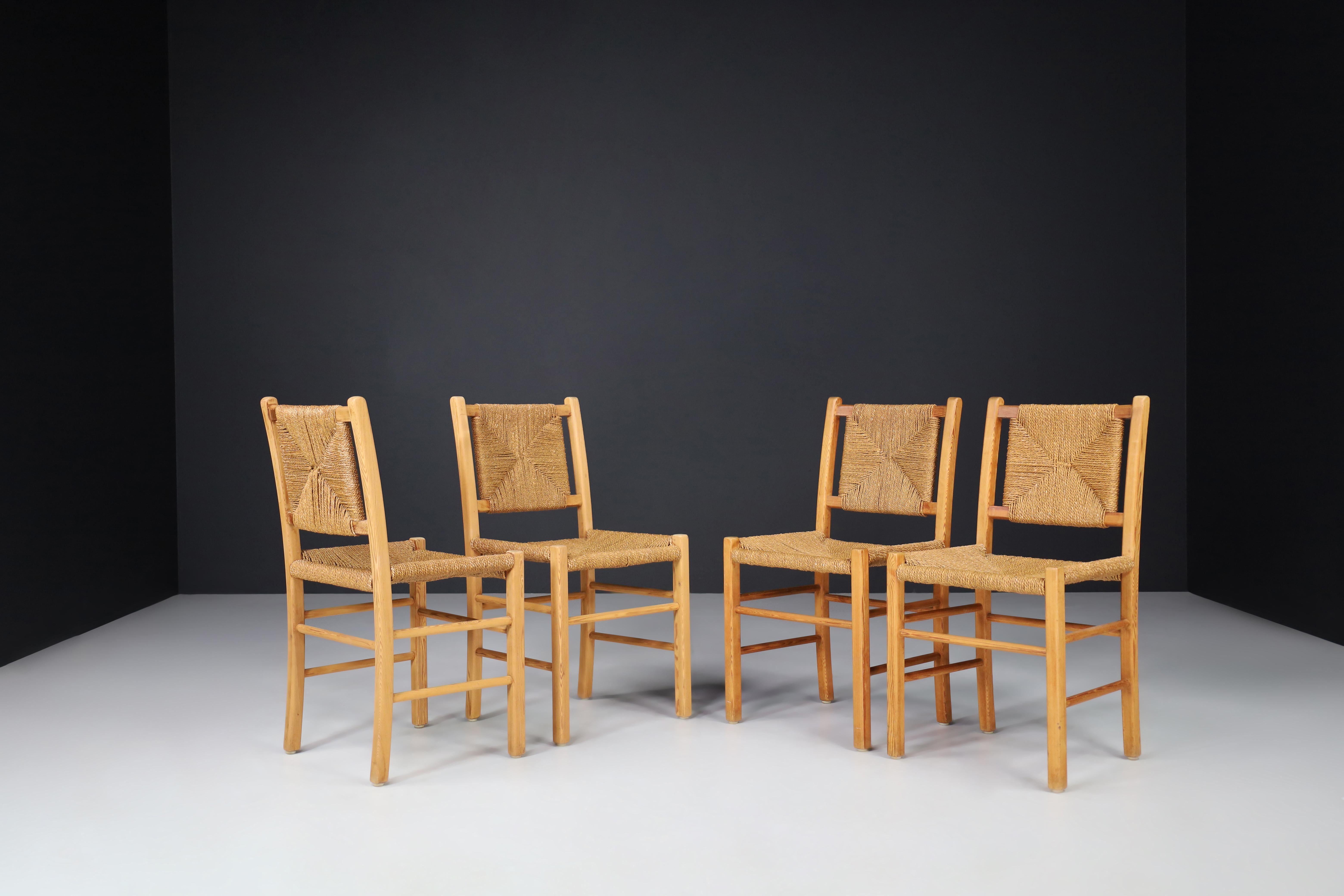 Esszimmerstühle aus Kiefer und Seil, Frankreich 1960er Jahre. 

Diese Stühle sind aus massivem Kiefernholz und handgeflochtenen Kordeln für Sitz und Rückenlehne gefertigt. Die Stühle sind in gutem Vintage-Zustand und können als Ess- oder