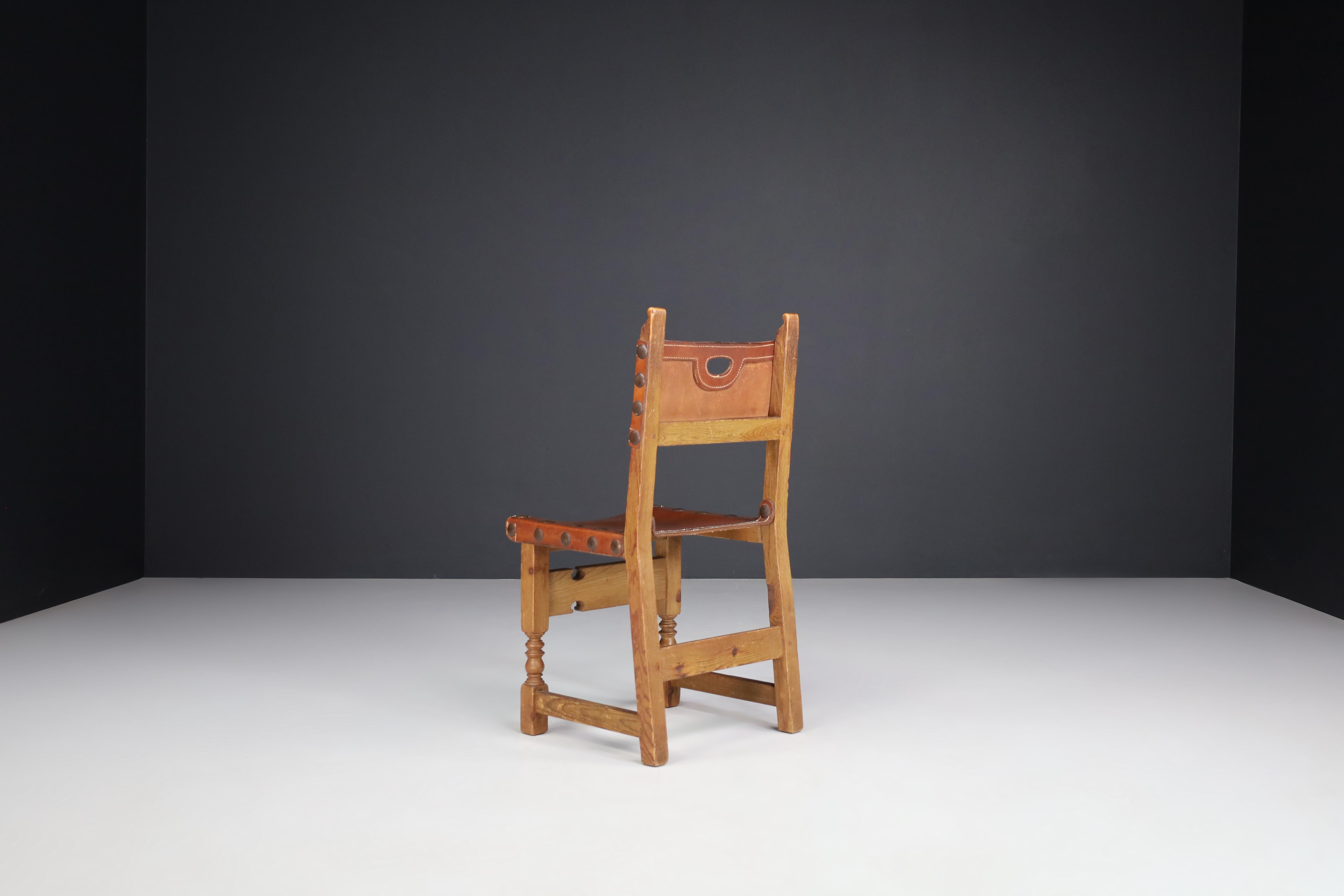 Chaises de salle à manger en pin et cuir de selle, France, années 1940 Bon état - En vente à Almelo, NL