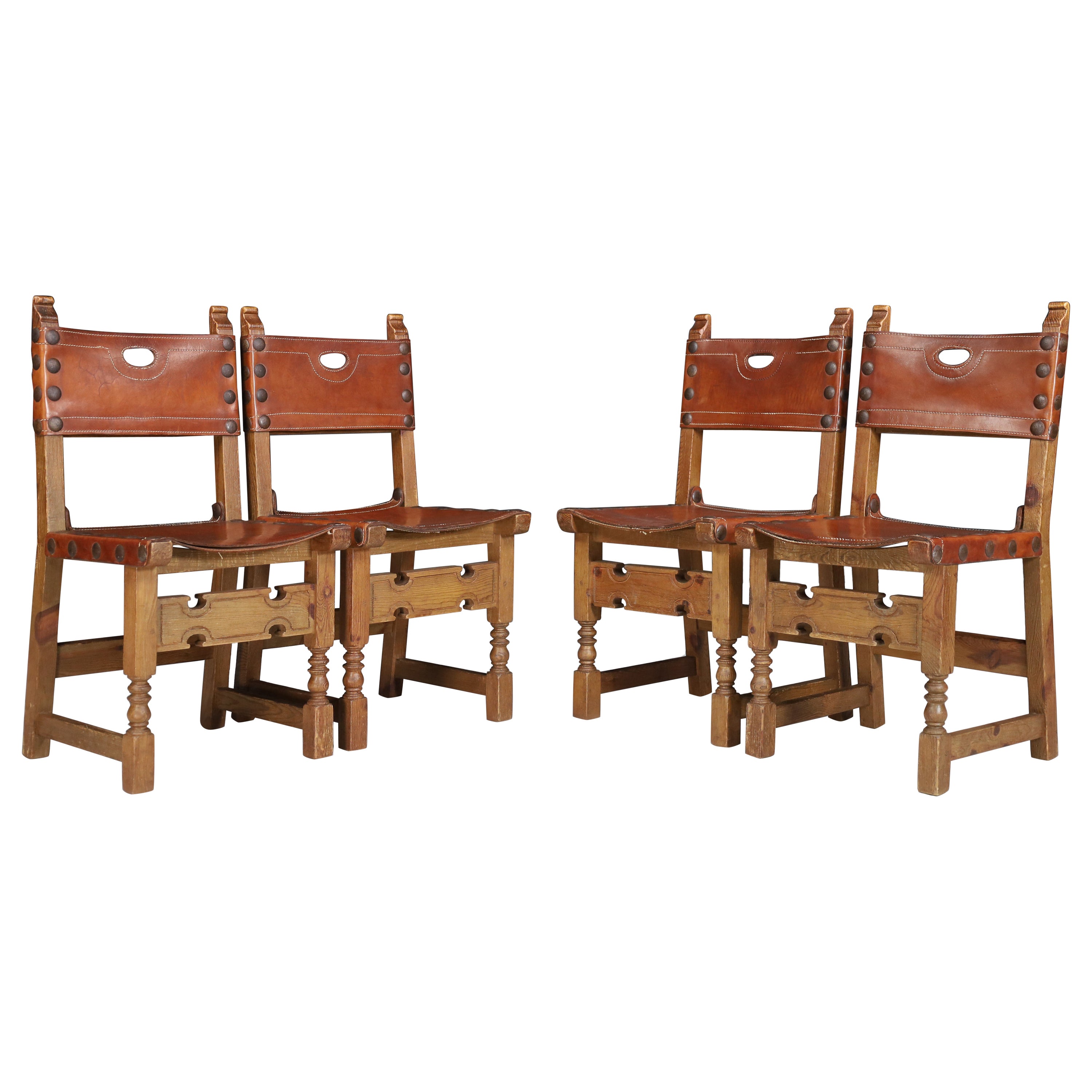 Chaises de salle à manger en pin et cuir de selle, France, années 1940