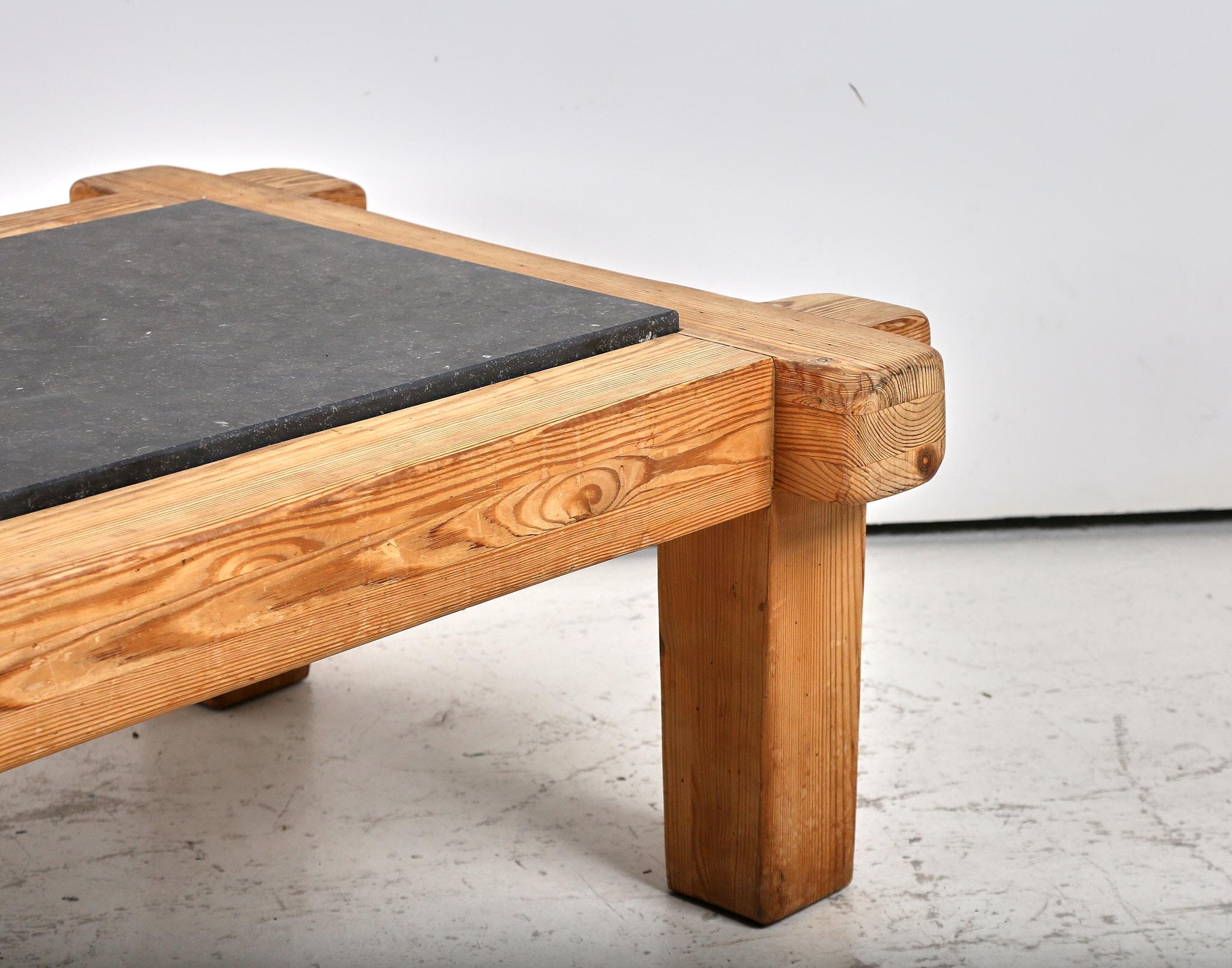 Table basse en pin parasol et pierre bleue du milieu du siècle dernier en vente 3