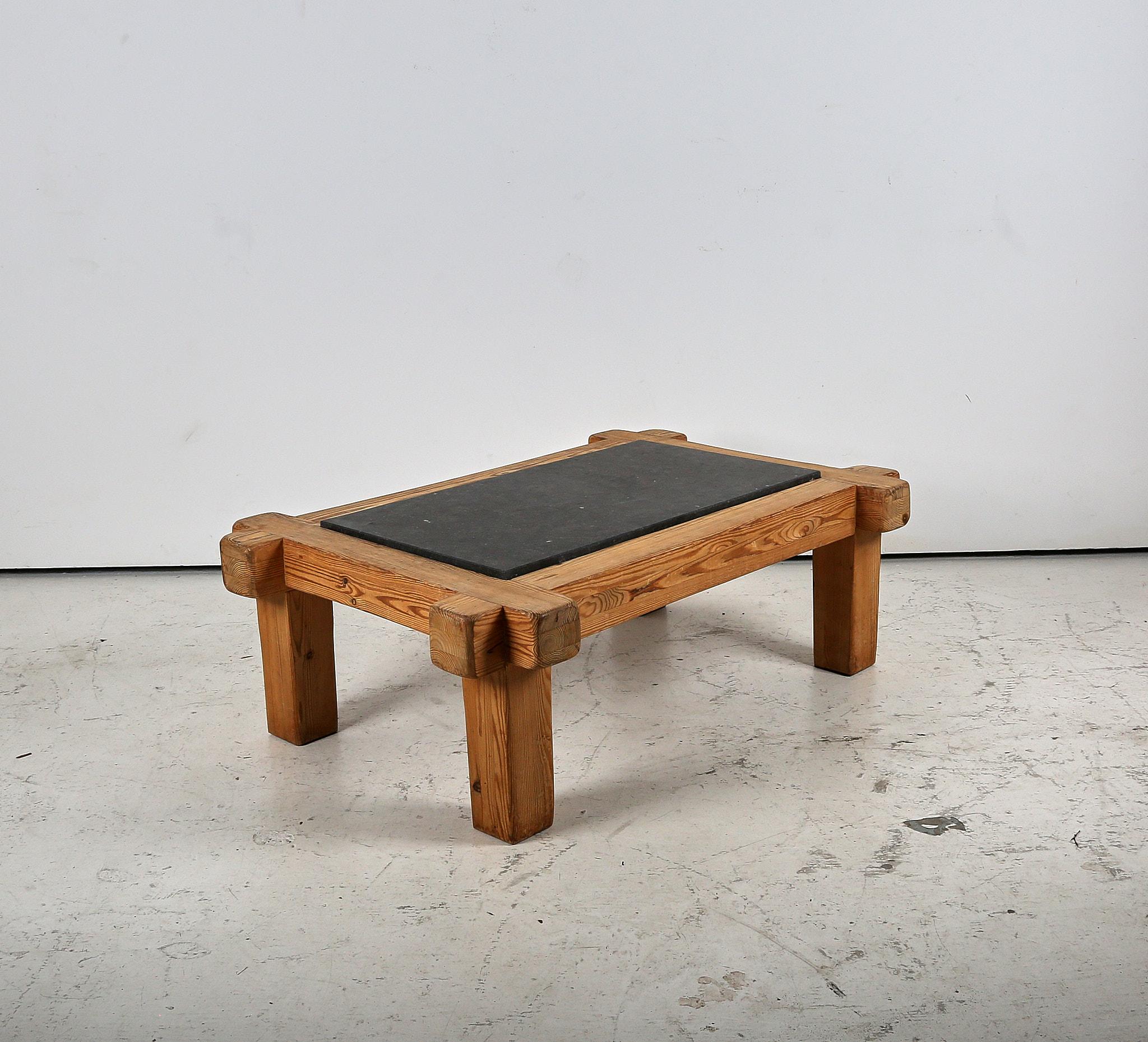 Table basse en pin parasol et pierre bleue du milieu du siècle dernier en vente 4