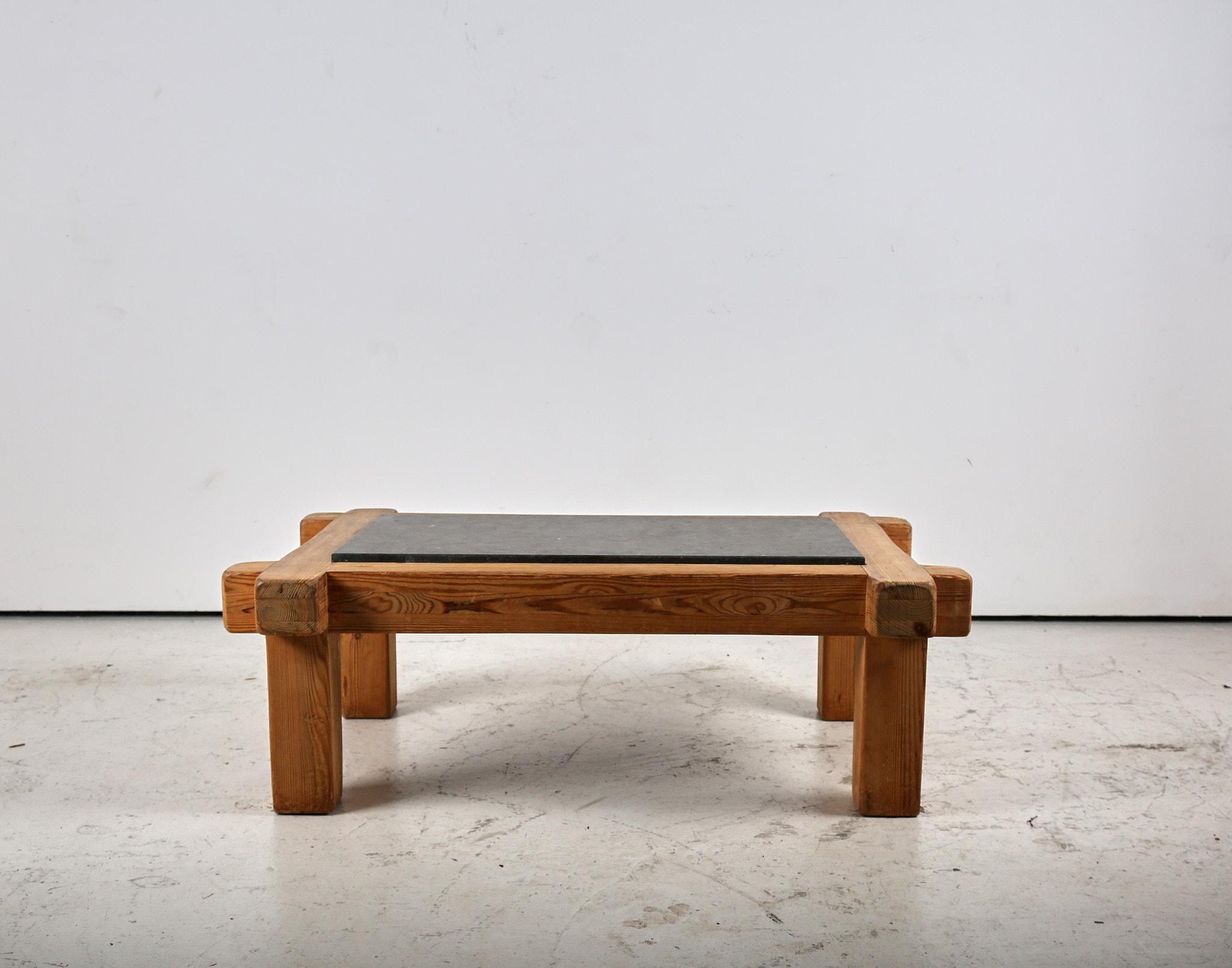 Français Table basse en pin parasol et pierre bleue du milieu du siècle dernier en vente