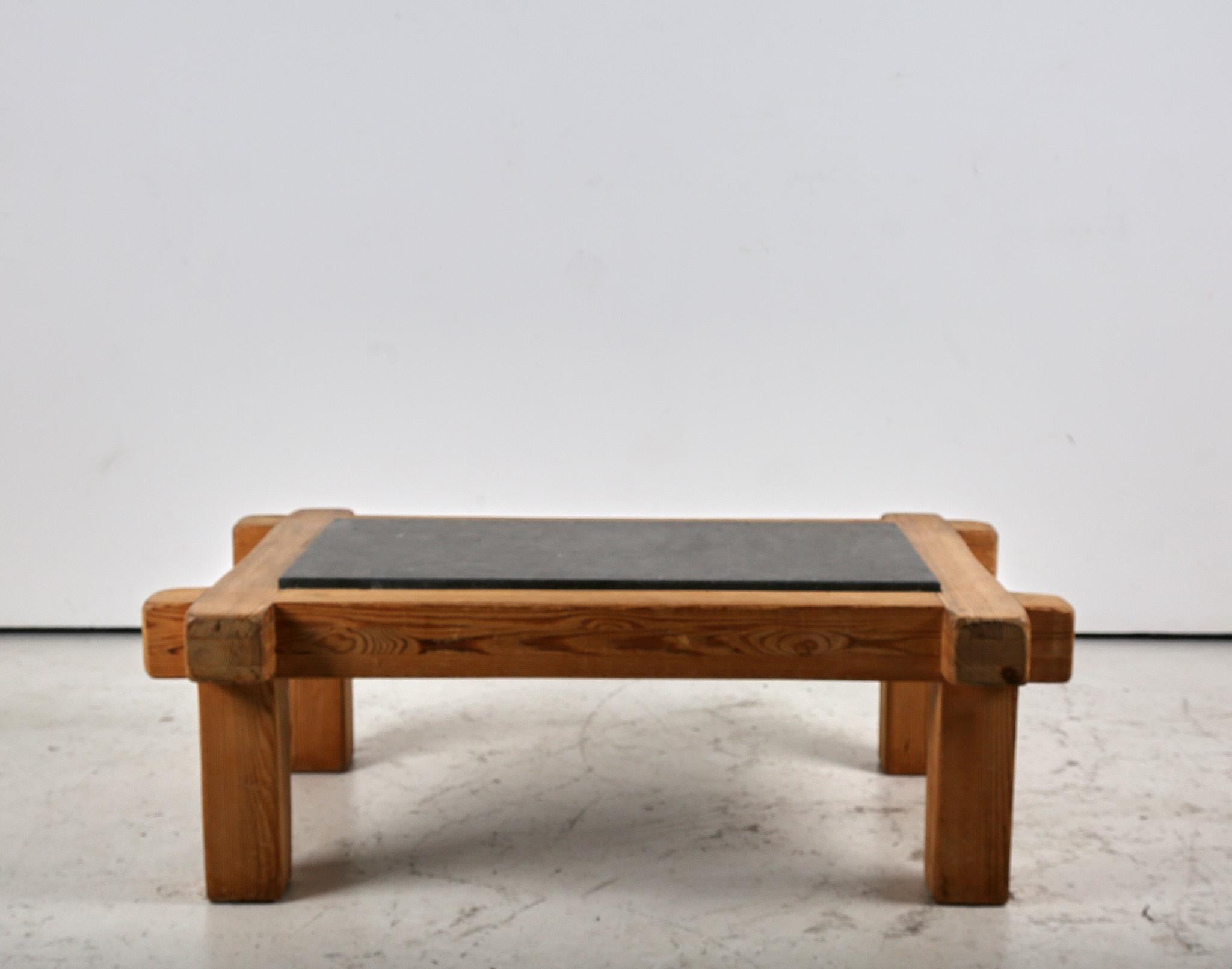 Table basse en pin parasol et pierre bleue du milieu du siècle dernier Bon état - En vente à London, England
