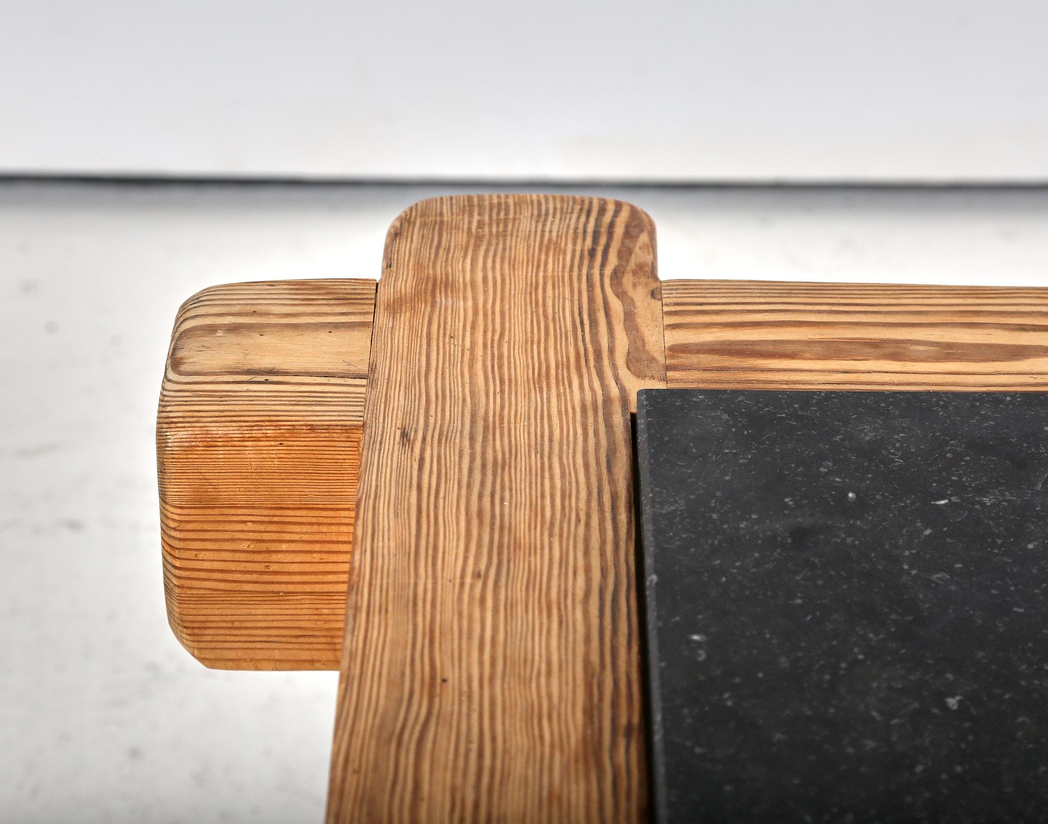Table basse en pin parasol et pierre bleue du milieu du siècle dernier en vente 1