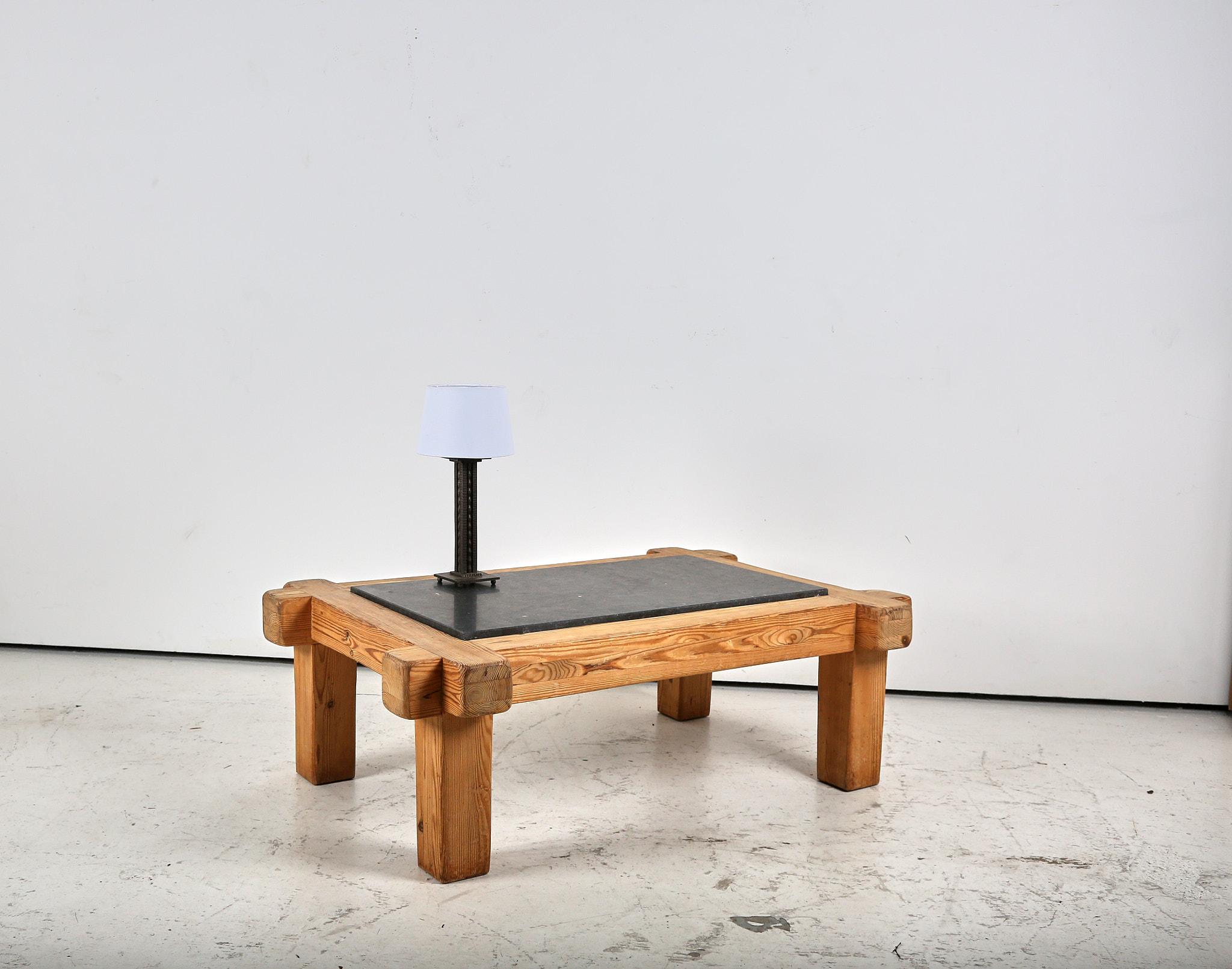 Mid-Century Modern Table basse en pin parasol et pierre bleue du milieu du siècle dernier en vente