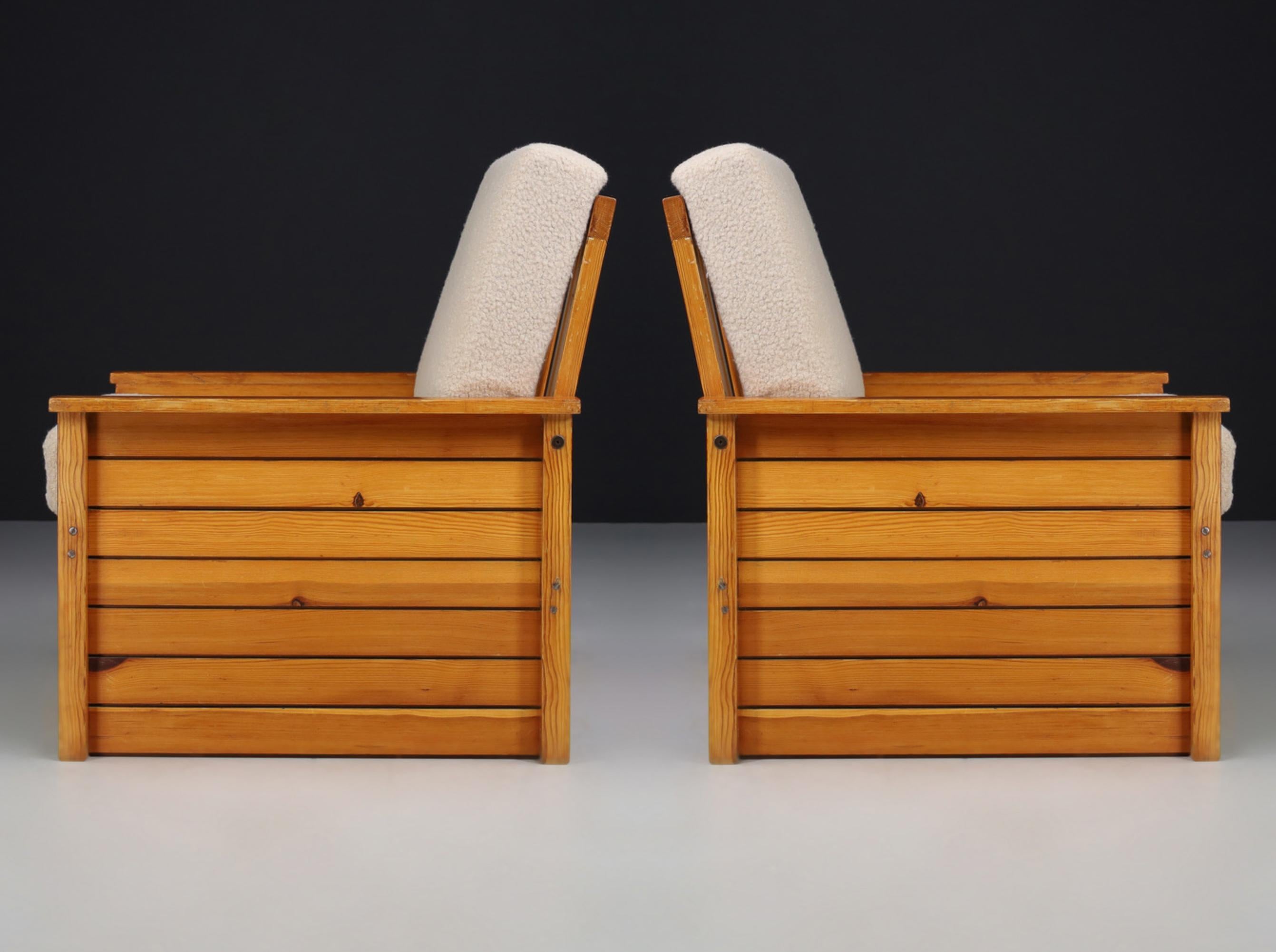 Chaises longues en pin et en tissu pelucheux, France années 1960

Paire française de deux chaises de salon en bois de pin et tissu teddy retapissé, conçue et fabriquée en France dans les années 1960. Ces deux fauteuils constitueraient un ajout