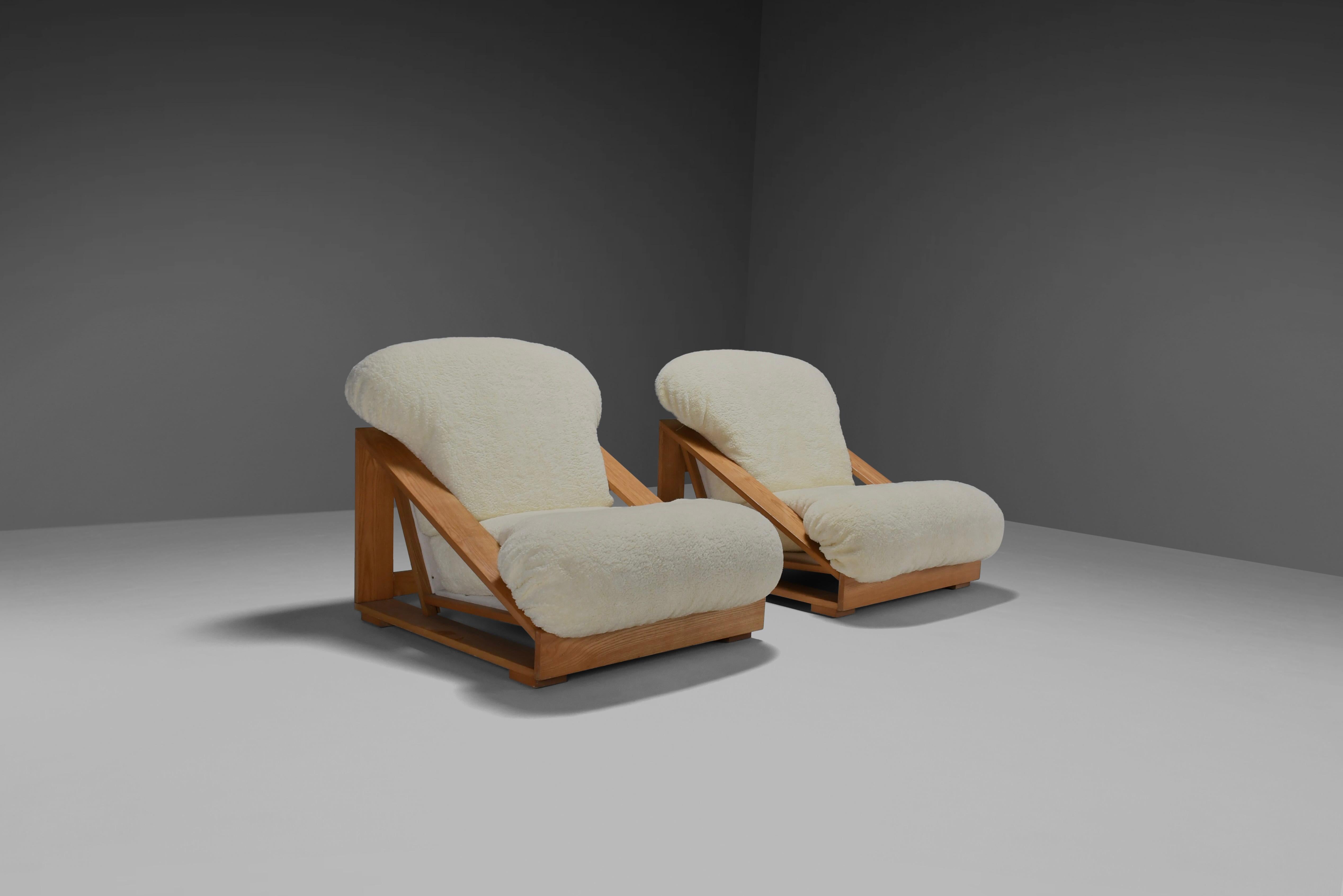 Impressive Italian lounge chairs in very good condition.

Designed by Renato Toso and Roberto Pamio in Italy in the 1970s.

Manufactured by Stilwood.

The triangular shaped frame is made of pine wood. 

The soft cushions are upholstered in a ivory