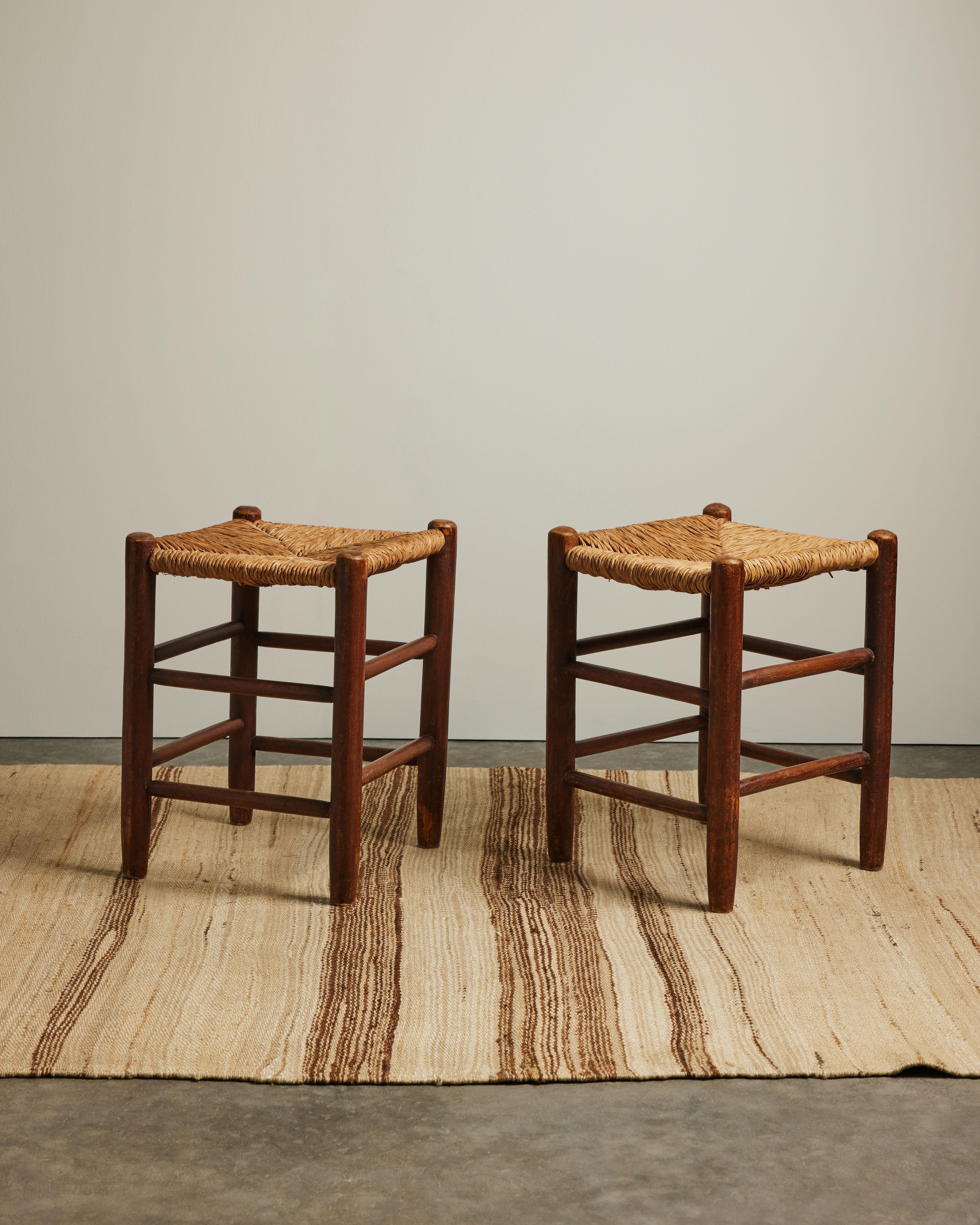 Pine and Woven Rush Stools in the Manner of Charlotte Perriand, France, c. 1960 en Excelente estado para la venta en New York City, NY