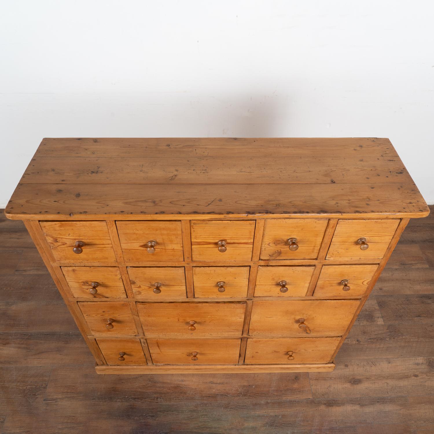 Pine Apothecary Console Chest of 16 Drawers, Denmark circa 1880 In Good Condition For Sale In Round Top, TX