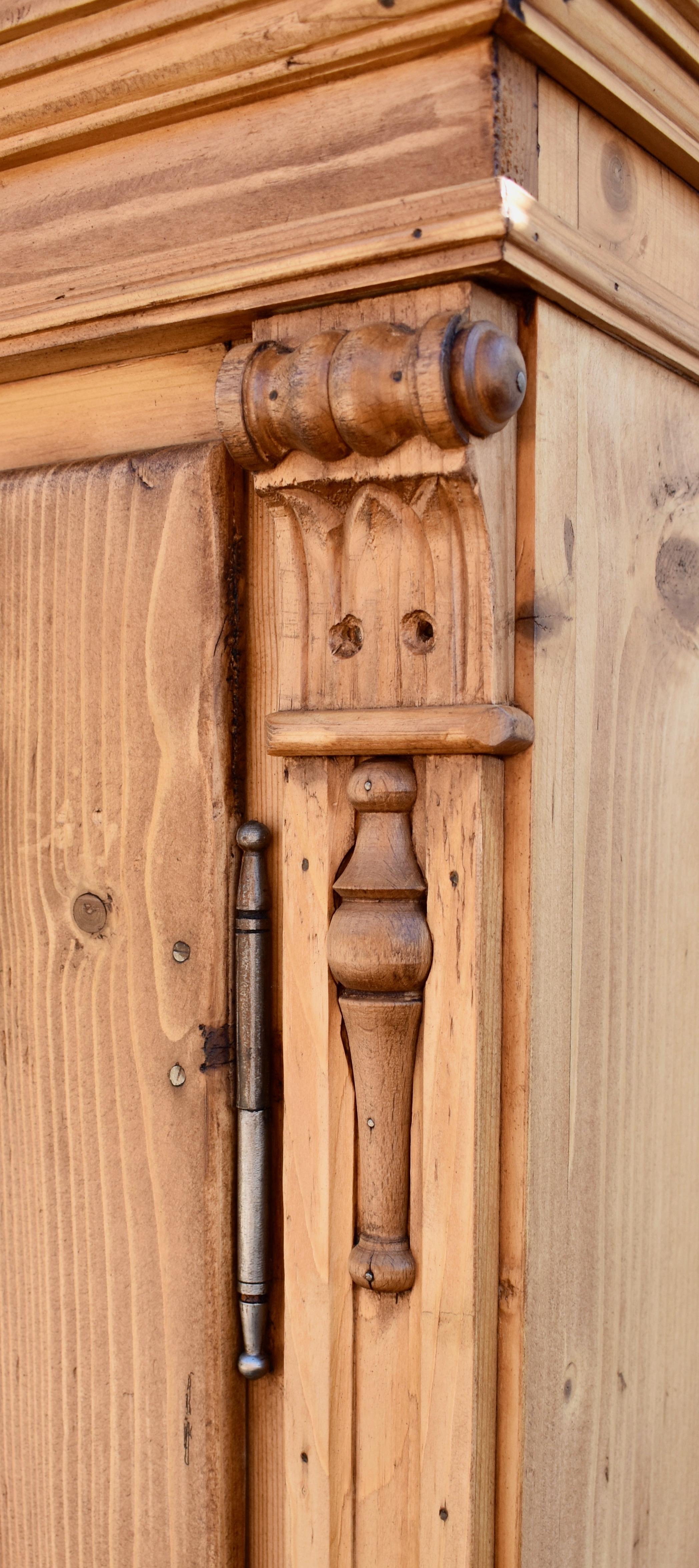 20ième siècle Armoire en pin avec deux portes en vente
