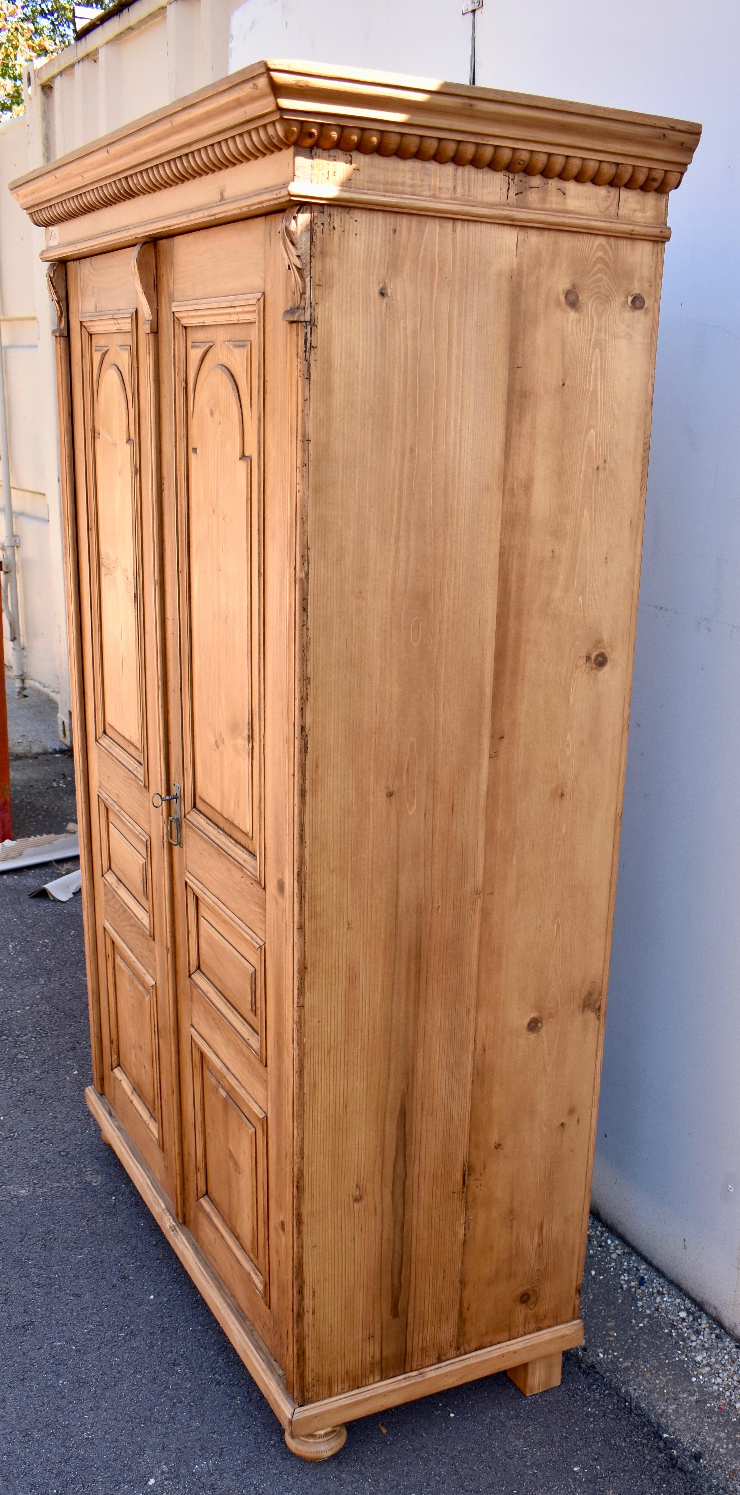 Hongrois Armoire en pin avec deux portes à panneaux relevés en vente