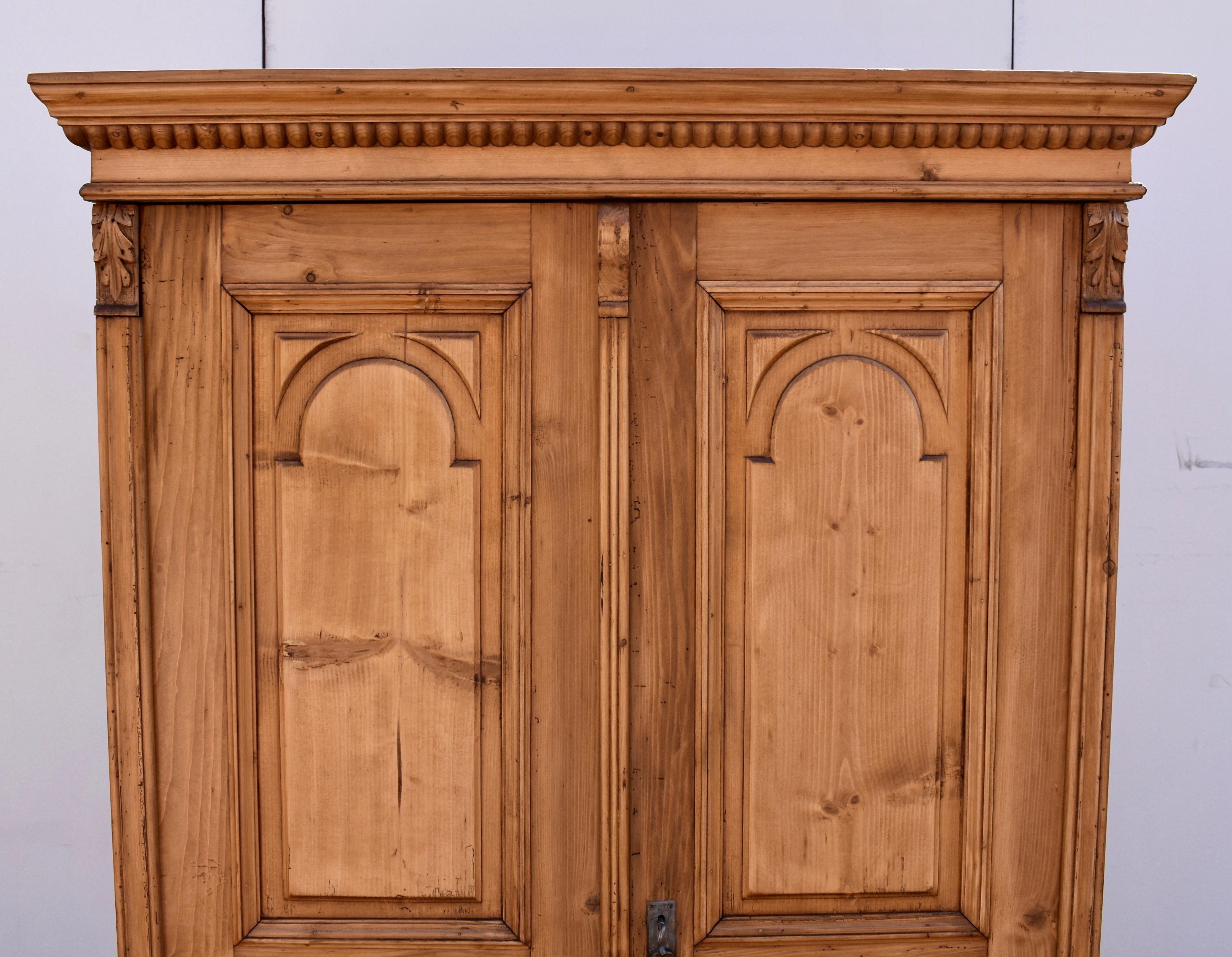 Armoire en pin avec deux portes à panneaux relevés en vente 1