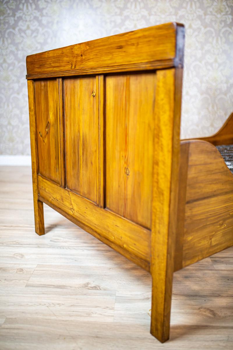 Pine Bed in Art Nouveau Style Circa 1910 In Good Condition For Sale In Opole, PL