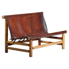 Banc en pin style des années 50 Charlotte Perriand ou Ilmarii Tapiovaraa en cuir cognac