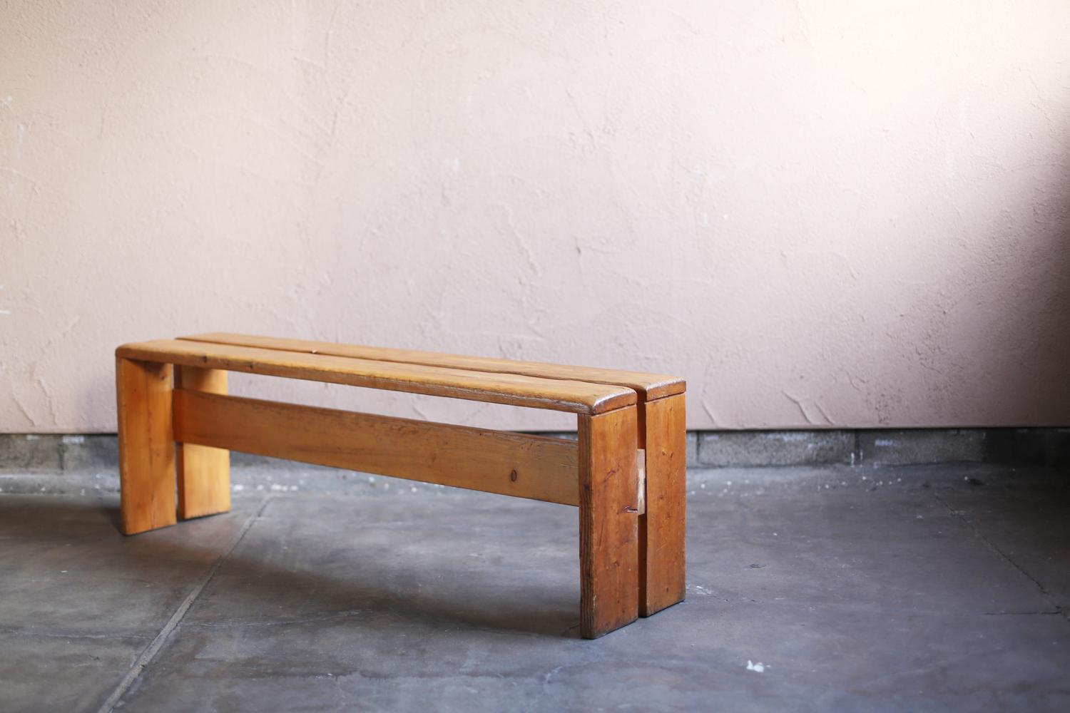 A 3 seater bench designed under the supervision of Charlotte Perriand for Les Arcs, a French ski resort.
The initial model with round dowels for the joints on the seat.