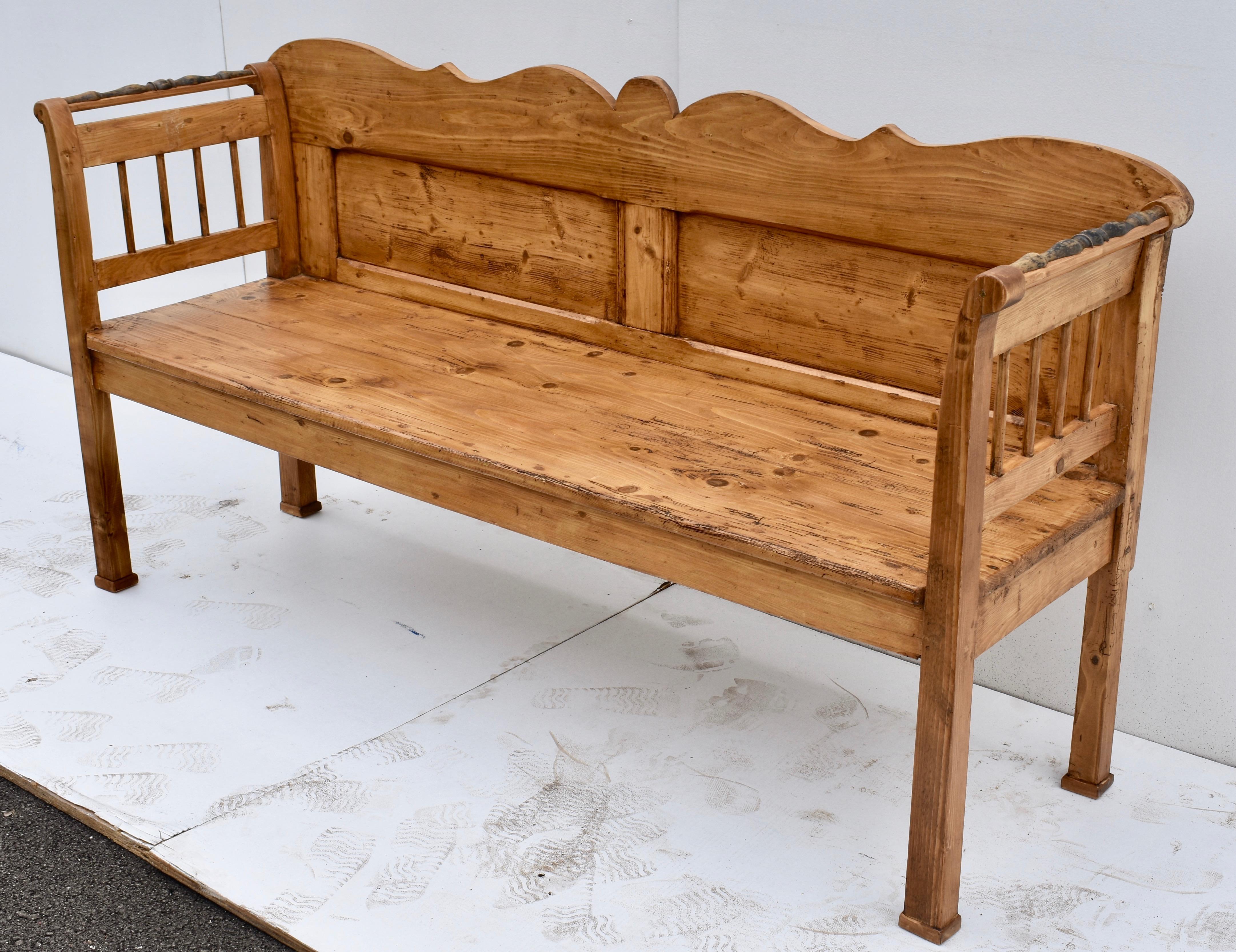 Pine Bench or Settle In Good Condition In Baltimore, MD