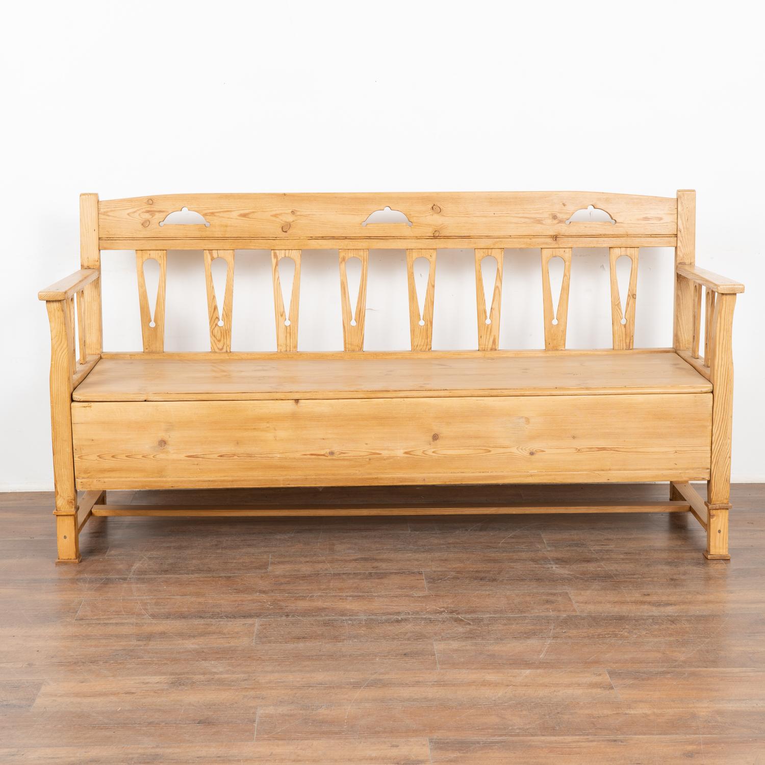 Pine Bench With Storage, Sweden circa 1880 In Good Condition For Sale In Round Top, TX