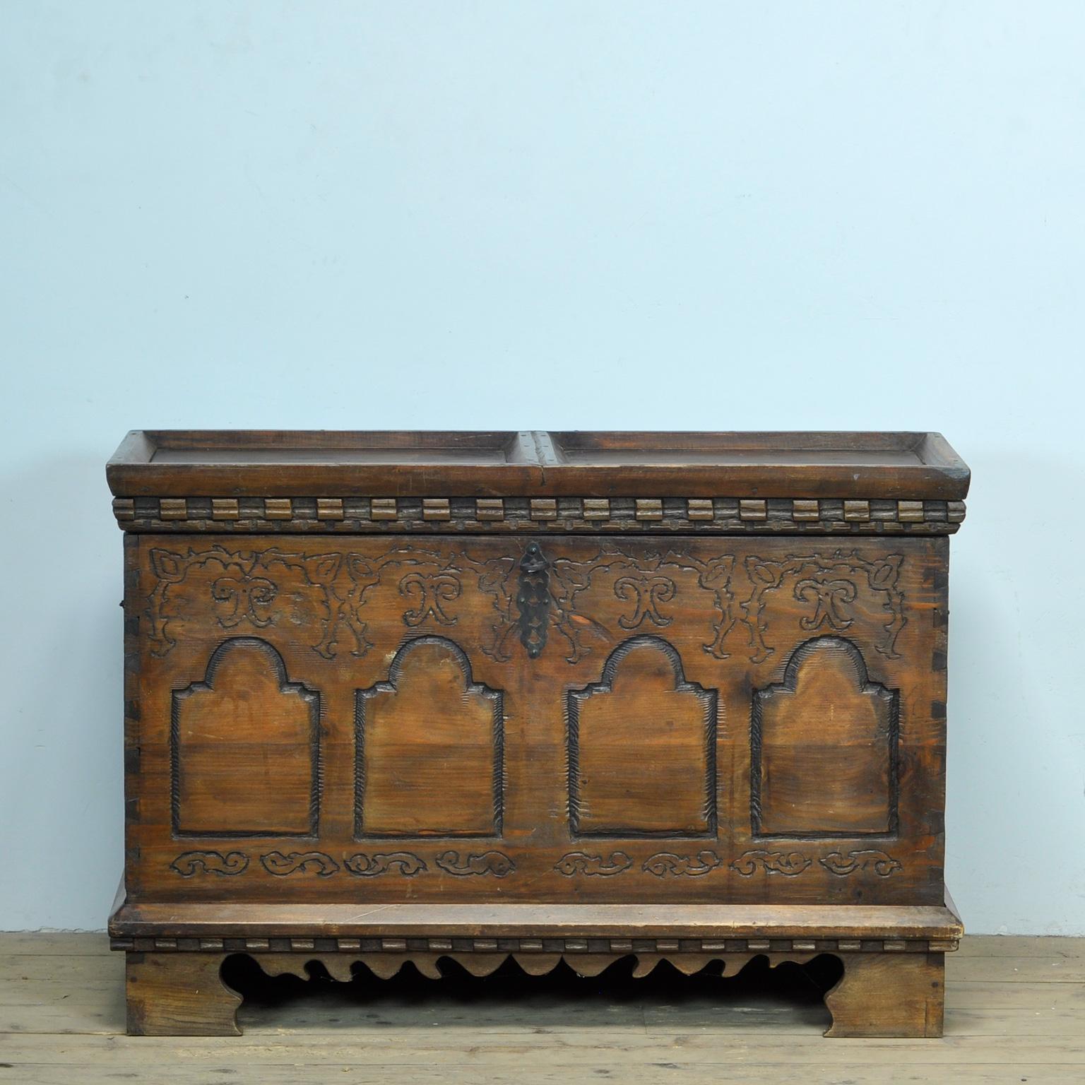Beautiful antique blanket chest made of pine from around 1880. The antique blanket chest is also completely original and has a lot of charm. Lock and handles are original. The box has a refined carving decoration. The lid has decorative frames. In