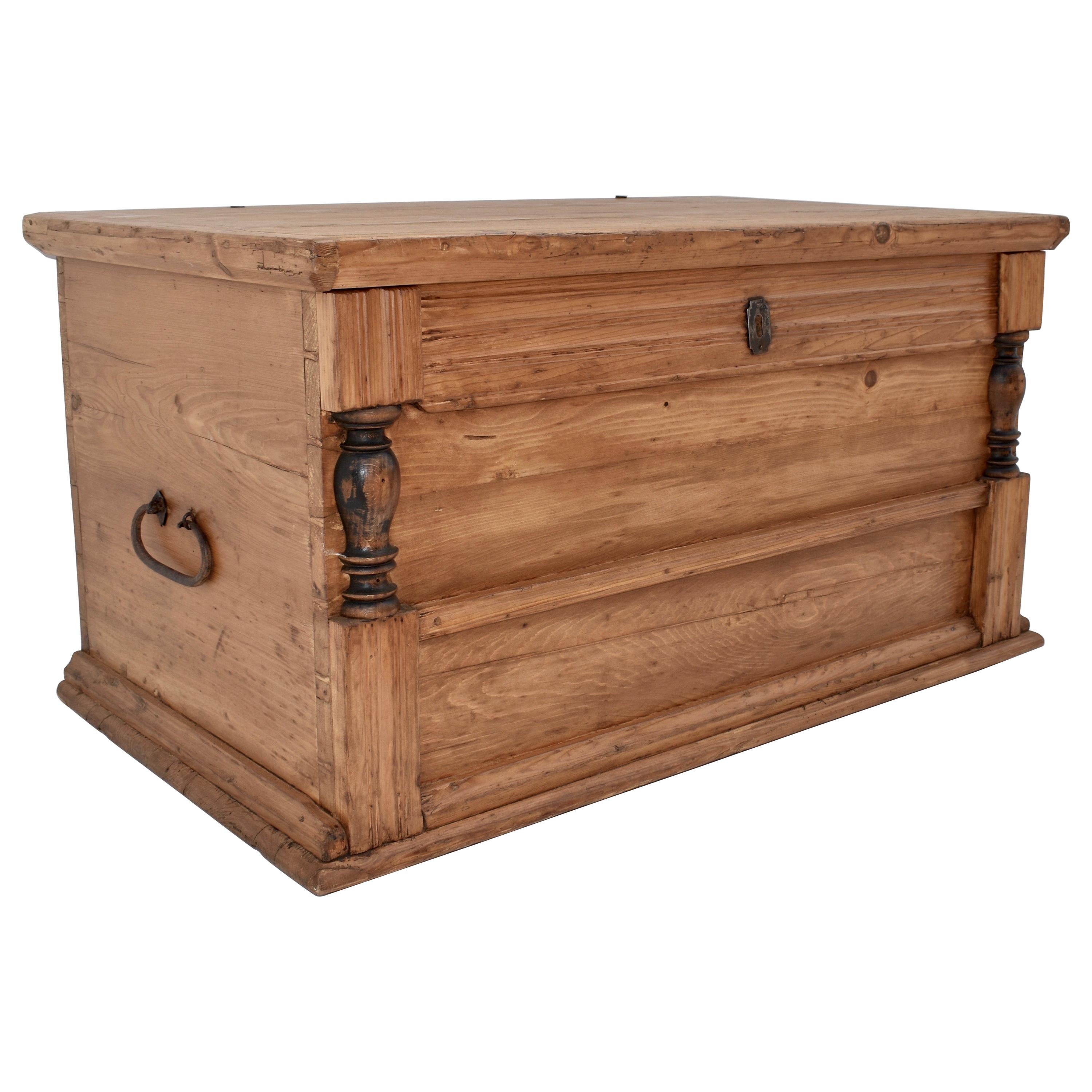 American Dovetailed Pine Blanket Chest with Drawer For Sale at 1stDibs