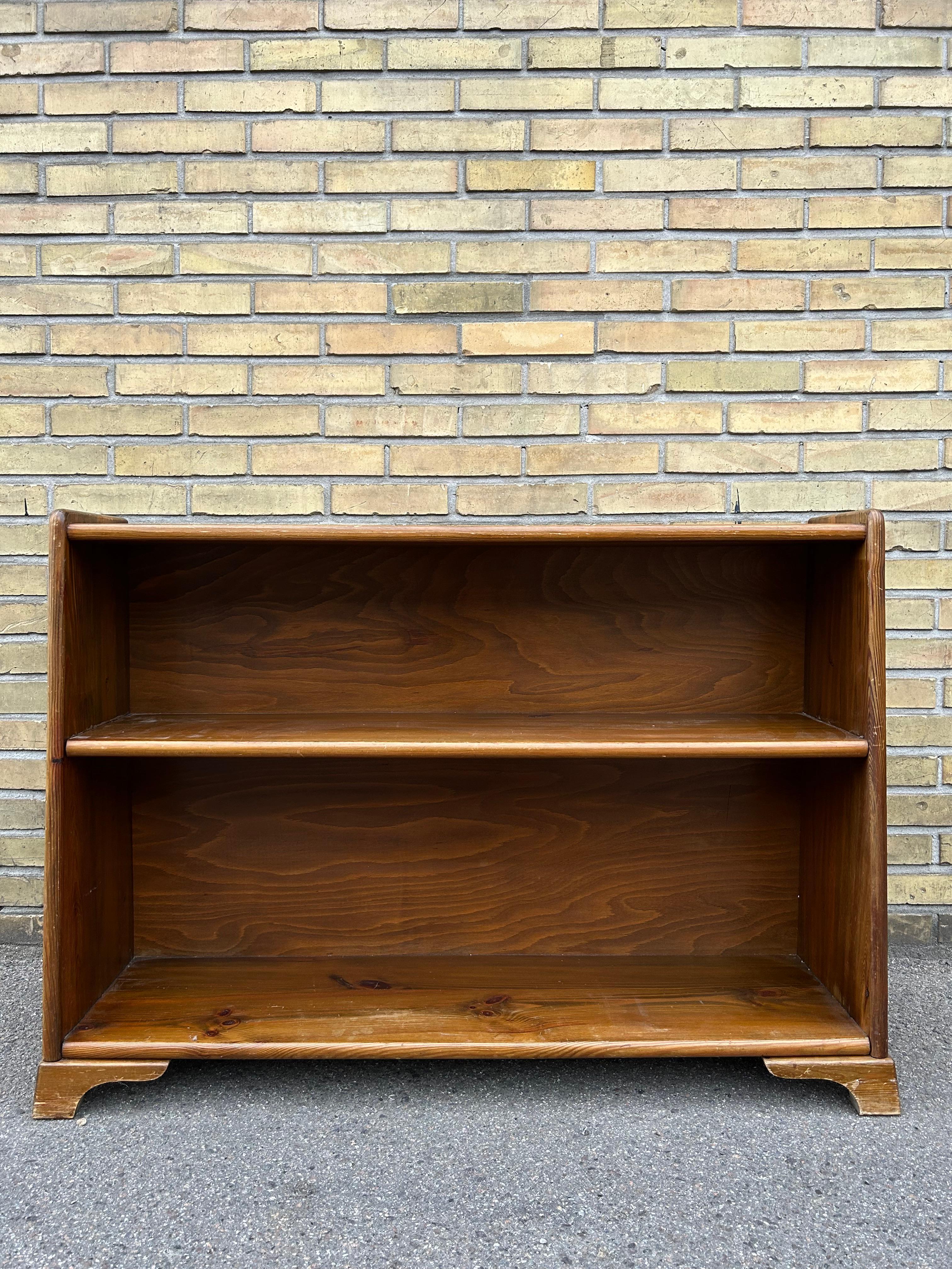 Pine Book Case by a Cabinetmaker, 1930s In Good Condition For Sale In Valby, 84