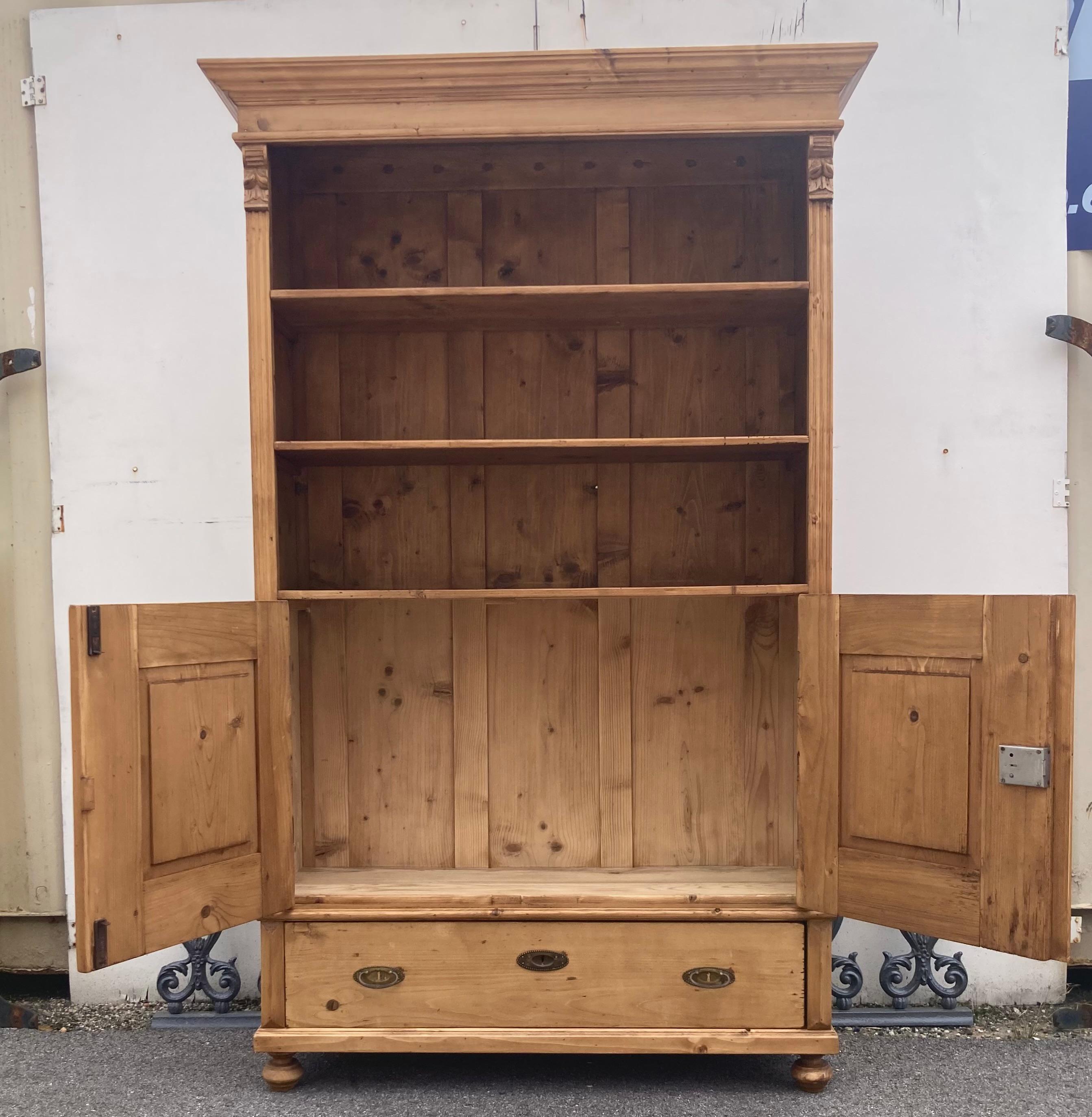 Bibliothèque en pin avec portes de Vintage Armoire en vente 3